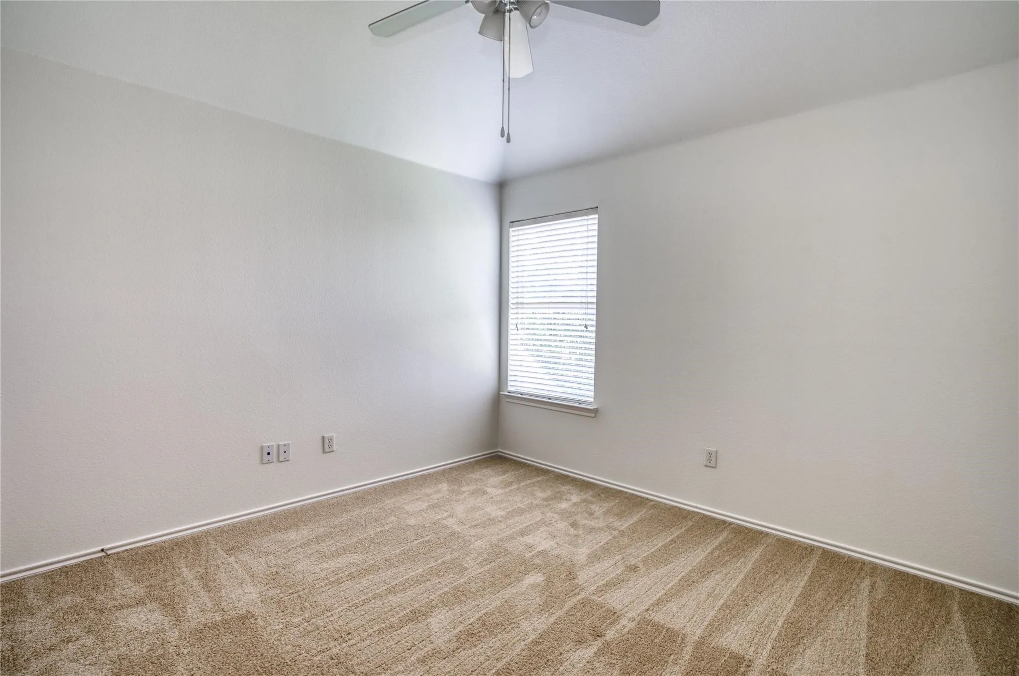 Single Family Residence For Rent in Tarrant County , 9909 Delamere Drive, Fort Worth, Texas 76244, 3 Bedroom, 3 Bathroom, 2 Garage spaces, 2,210 Sqft, built in 2004, mls#21334568, Real Estate Agent in Fort Worth, Homes For Rent in Tarrant county, Homes For Rent in Fort Worth, Realtor in Fort Worth Texas, Real Estate Brokerage Independent Realty Texas, Luminita Cordes Realtor