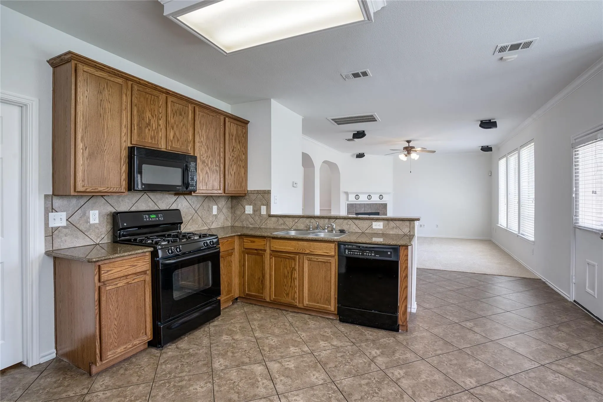 Single Family Residence For Rent in Tarrant County , 9909 Delamere Drive, Fort Worth, Texas 76244, 3 Bedroom, 3 Bathroom, 2 Garage spaces, 2,210 Sqft, built in 2004, mls#21334568, Real Estate Agent in Fort Worth, Homes For Rent in Tarrant county, Homes For Rent in Fort Worth, Realtor in Fort Worth Texas, Real Estate Brokerage Independent Realty Texas, Luminita Cordes Realtor