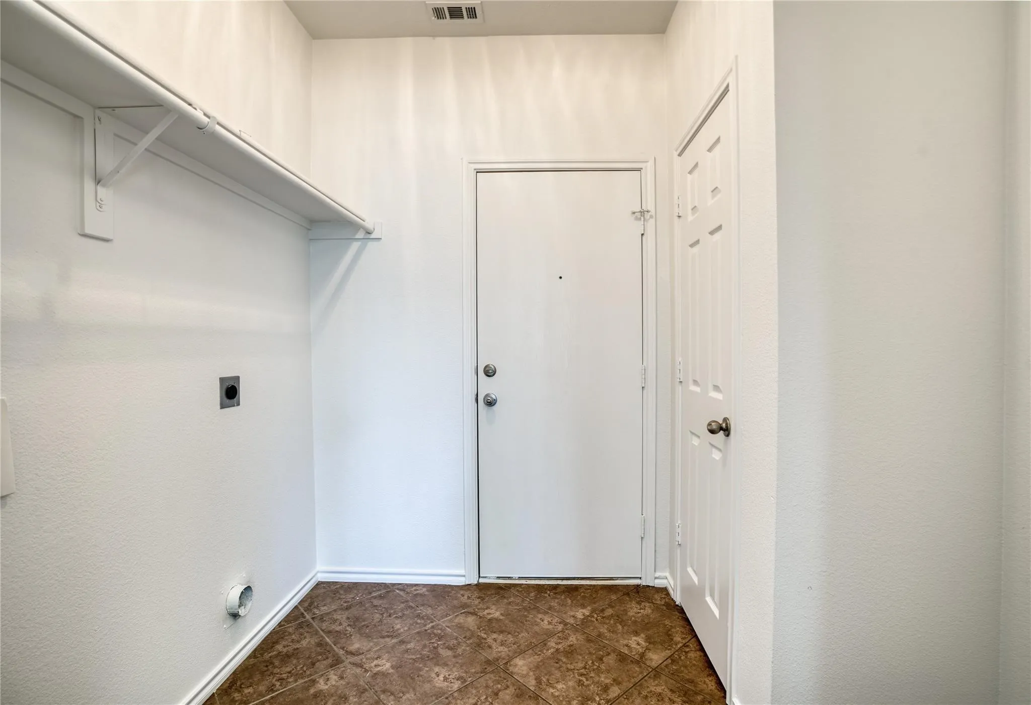 Single Family Residence For Rent in Tarrant County , 9909 Delamere Drive, Fort Worth, Texas 76244, 3 Bedroom, 3 Bathroom, 2 Garage spaces, 2,210 Sqft, built in 2004, mls#21334568, Real Estate Agent in Fort Worth, Homes For Rent in Tarrant county, Homes For Rent in Fort Worth, Realtor in Fort Worth Texas, Real Estate Brokerage Independent Realty Texas, Luminita Cordes Realtor