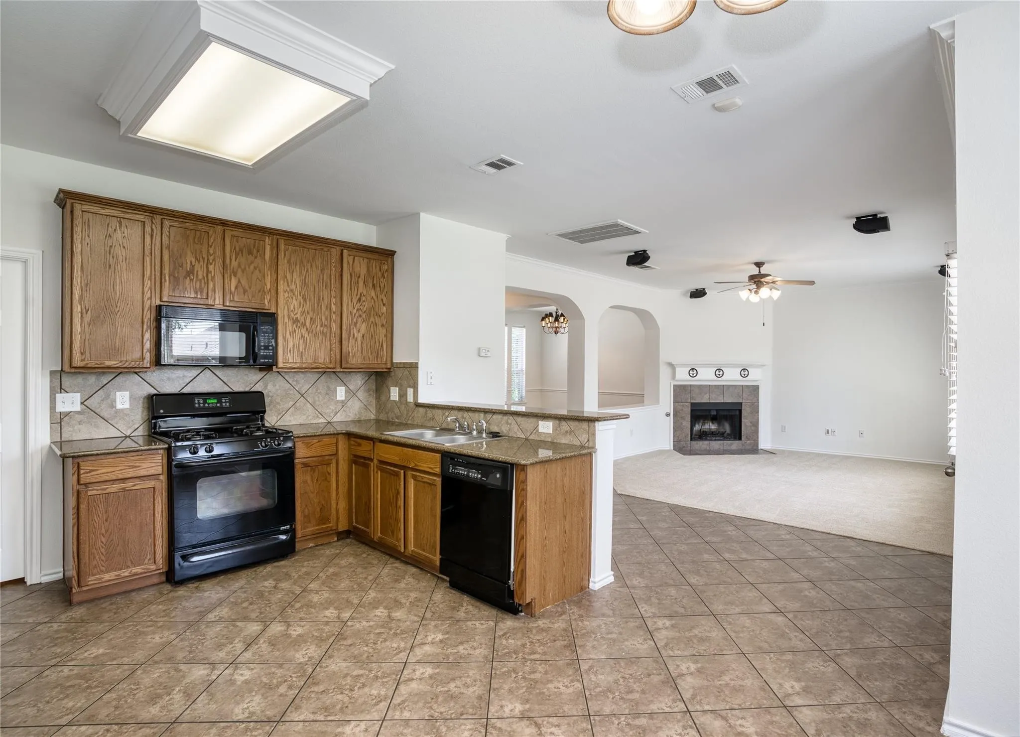 Single Family Residence For Rent in Tarrant County , 9909 Delamere Drive, Fort Worth, Texas 76244, 3 Bedroom, 3 Bathroom, 2 Garage spaces, 2,210 Sqft, built in 2004, mls#21334568, Real Estate Agent in Fort Worth, Homes For Rent in Tarrant county, Homes For Rent in Fort Worth, Realtor in Fort Worth Texas, Real Estate Brokerage Independent Realty Texas, Luminita Cordes Realtor