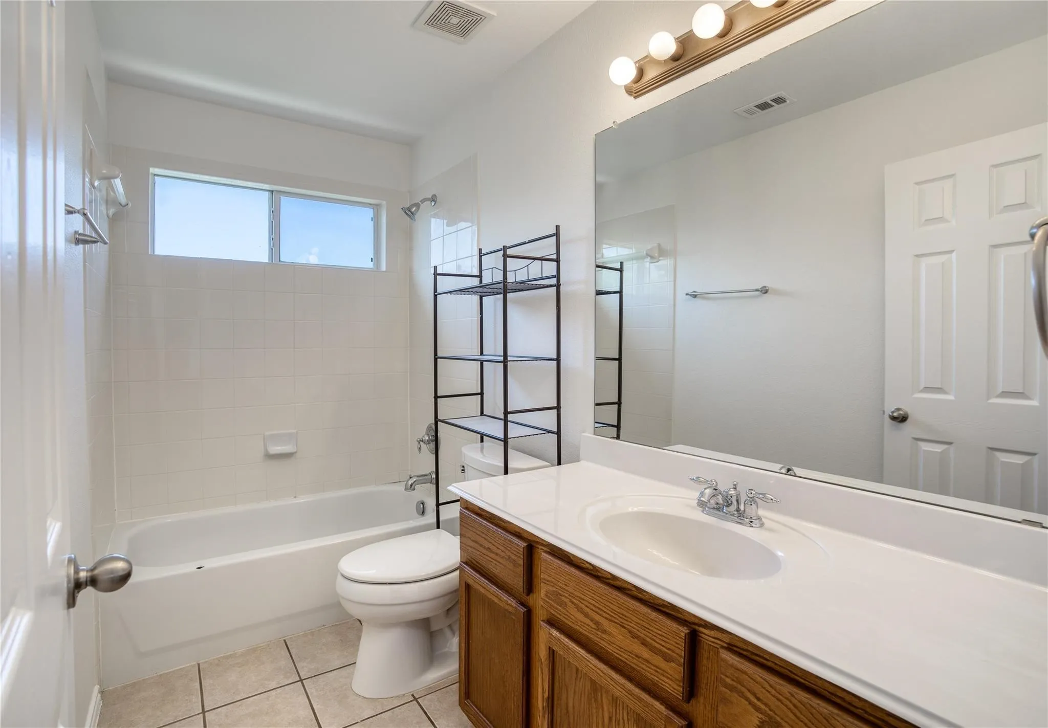 Single Family Residence For Rent in Tarrant County , 9909 Delamere Drive, Fort Worth, Texas 76244, 3 Bedroom, 3 Bathroom, 2 Garage spaces, 2,210 Sqft, built in 2004, mls#21334568, Real Estate Agent in Fort Worth, Homes For Rent in Tarrant county, Homes For Rent in Fort Worth, Realtor in Fort Worth Texas, Real Estate Brokerage Independent Realty Texas, Luminita Cordes Realtor