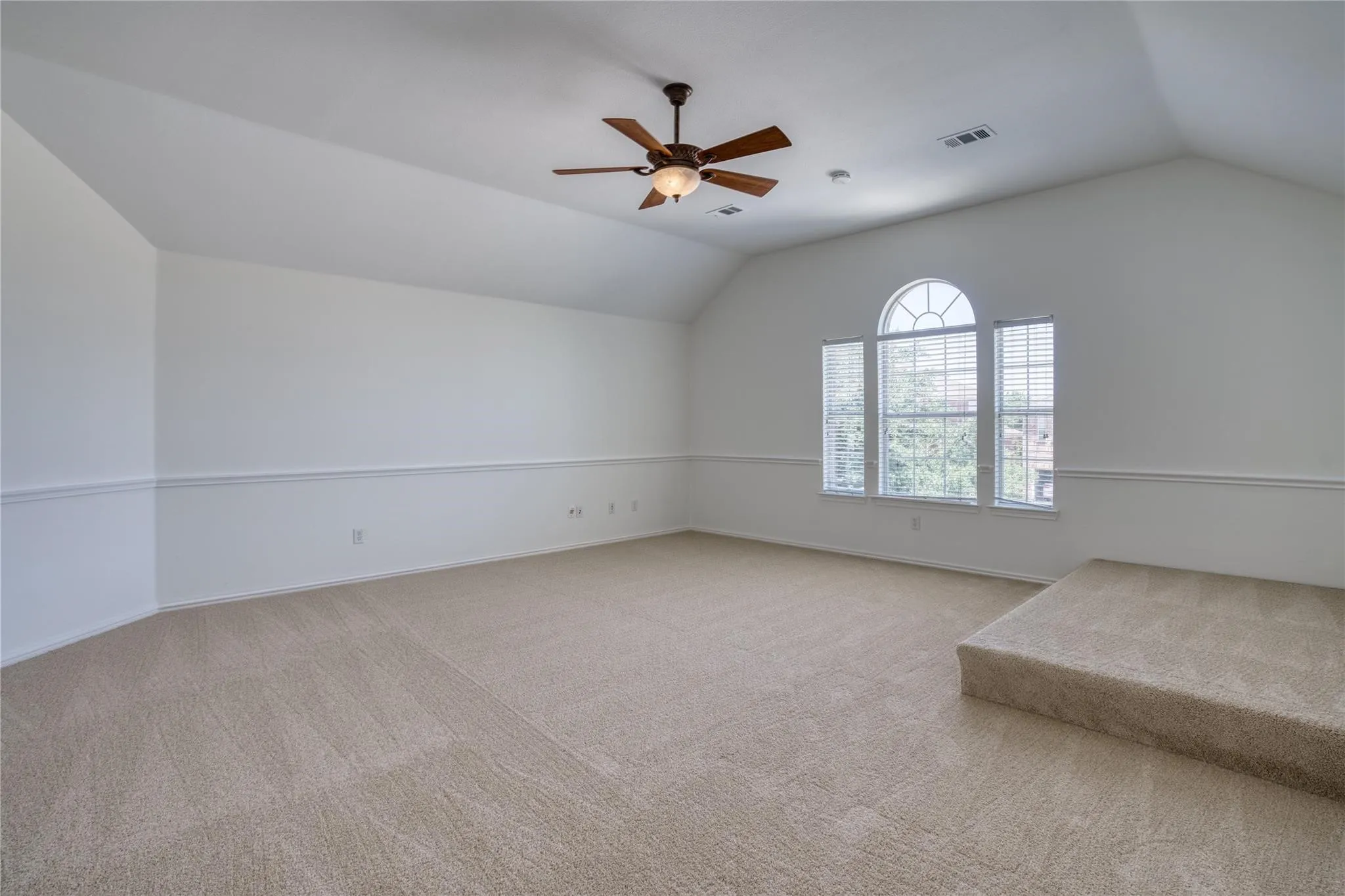 Single Family Residence For Rent in Tarrant County , 9909 Delamere Drive, Fort Worth, Texas 76244, 3 Bedroom, 3 Bathroom, 2 Garage spaces, 2,210 Sqft, built in 2004, mls#21334568, Real Estate Agent in Fort Worth, Homes For Rent in Tarrant county, Homes For Rent in Fort Worth, Realtor in Fort Worth Texas, Real Estate Brokerage Independent Realty Texas, Luminita Cordes Realtor