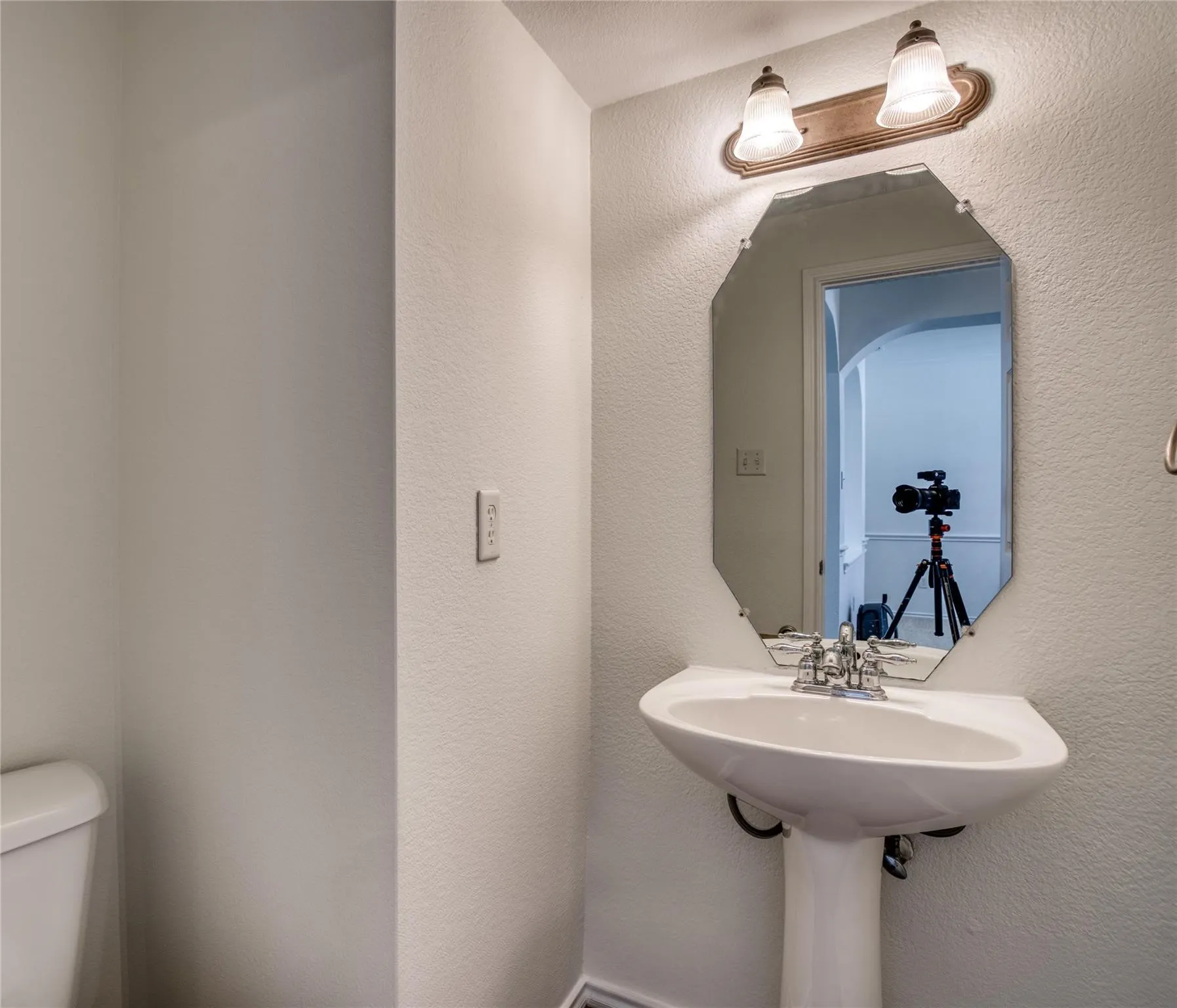 Single Family Residence For Rent in Tarrant County , 9909 Delamere Drive, Fort Worth, Texas 76244, 3 Bedroom, 3 Bathroom, 2 Garage spaces, 2,210 Sqft, built in 2004, mls#21334568, Real Estate Agent in Fort Worth, Homes For Rent in Tarrant county, Homes For Rent in Fort Worth, Realtor in Fort Worth Texas, Real Estate Brokerage Independent Realty Texas, Luminita Cordes Realtor