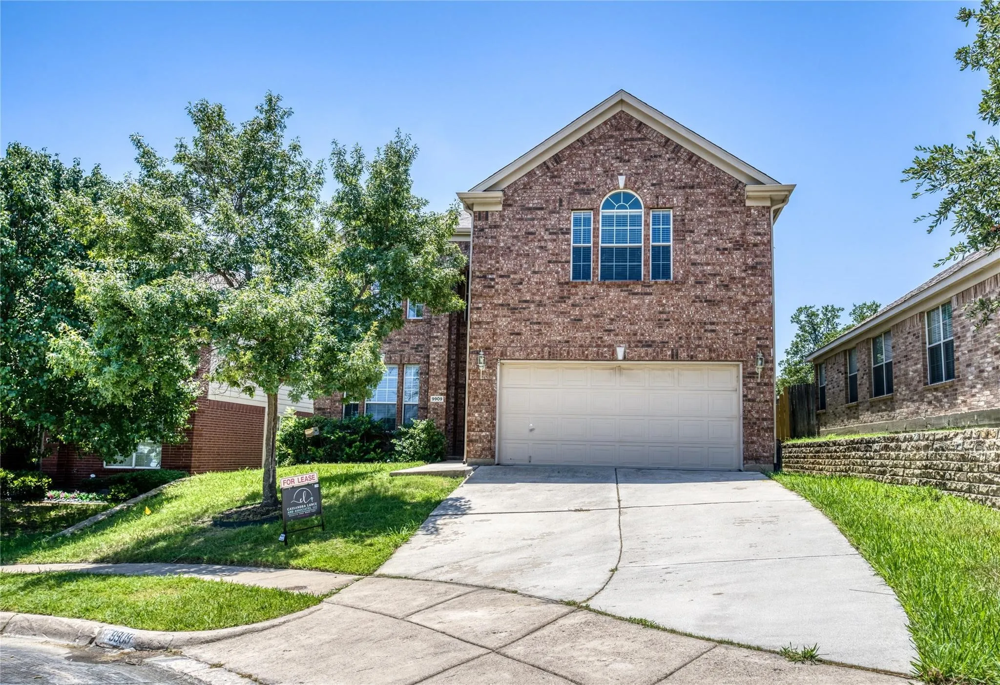 Single Family Residence For Rent in Tarrant County , 9909 Delamere Drive, Fort Worth, Texas 76244, 3 Bedroom, 3 Bathroom, 2 Garage spaces, 2,210 Sqft, built in 2004, mls#21334568, Real Estate Agent in Fort Worth, Homes For Rent in Tarrant county, Homes For Rent in Fort Worth, Realtor in Fort Worth Texas, Real Estate Brokerage Independent Realty Texas, Luminita Cordes Realtor