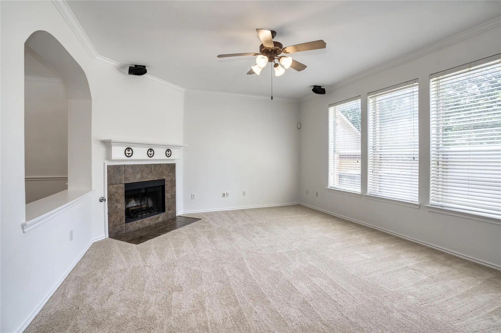 Single Family Residence For Rent in Tarrant County , 9909 Delamere Drive, Fort Worth, Texas 76244, 3 Bedroom, 3 Bathroom, 2 Garage spaces, 2,210 Sqft, built in 2004, mls#21334568, Real Estate Agent in Fort Worth, Homes For Rent in Tarrant county, Homes For Rent in Fort Worth, Realtor in Fort Worth Texas, Real Estate Brokerage Independent Realty Texas, Luminita Cordes Realtor