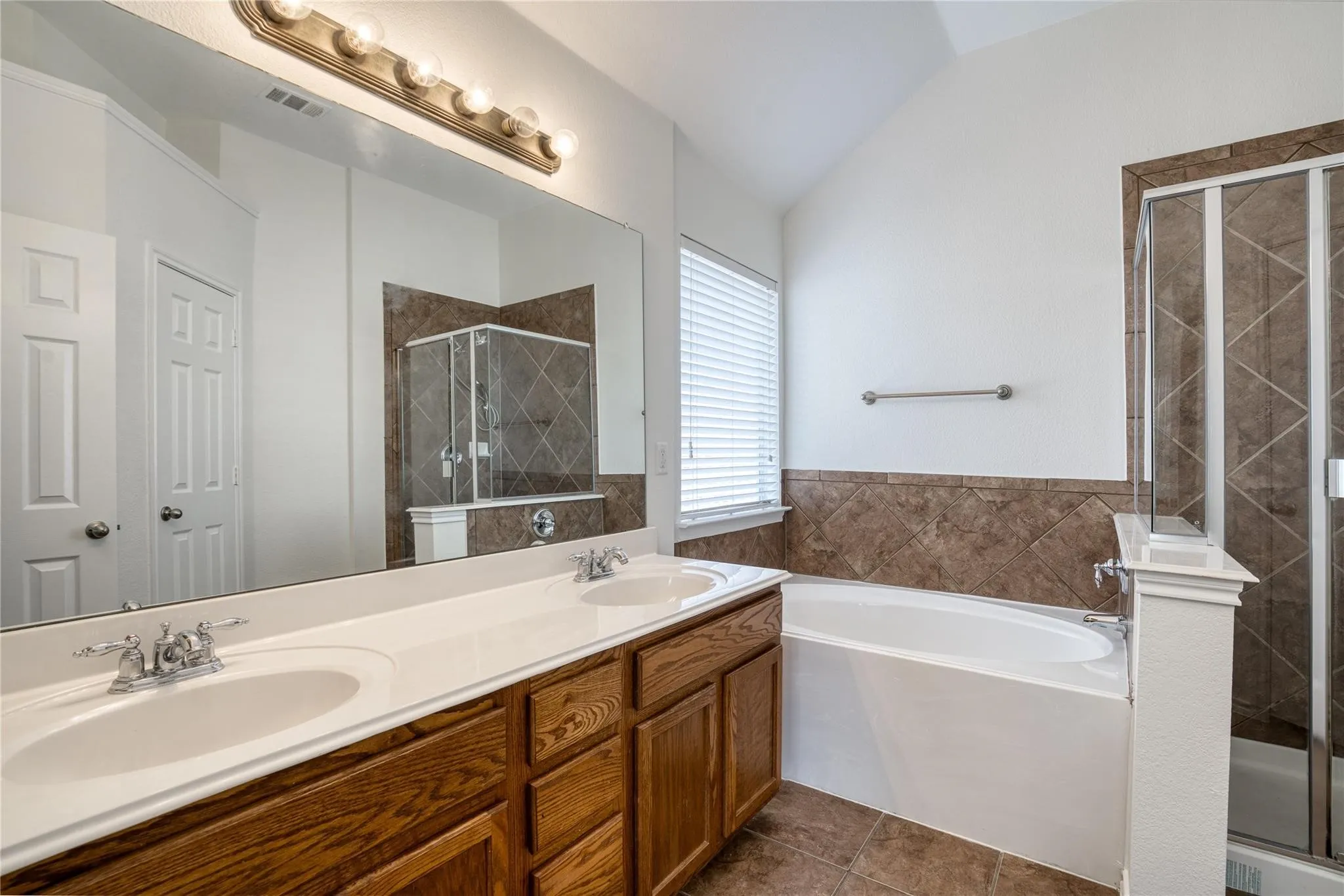 Single Family Residence For Rent in Tarrant County , 9909 Delamere Drive, Fort Worth, Texas 76244, 3 Bedroom, 3 Bathroom, 2 Garage spaces, 2,210 Sqft, built in 2004, mls#21334568, Real Estate Agent in Fort Worth, Homes For Rent in Tarrant county, Homes For Rent in Fort Worth, Realtor in Fort Worth Texas, Real Estate Brokerage Independent Realty Texas, Luminita Cordes Realtor