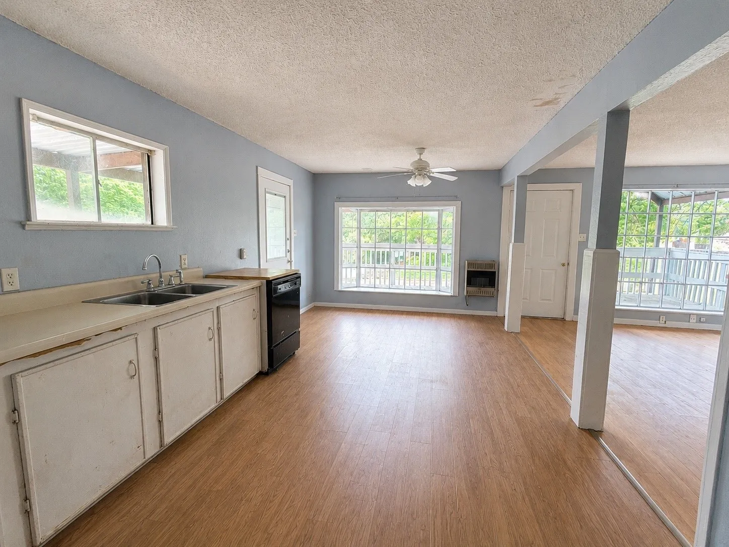 Single Family Residence For Sale in Henderson County , 205 Loon Bay Drive, Gun Barrel City, Texas 75156, 5 Bedroom, 2 Bathroom, 1 Garage spaces, 2,064 Sqft, built in 1974, mls#21330313, Real Estate Agent in Gun Barrel City, Homes For Sale in Henderson county, Homes For Sale in Gun Barrel City, Realtor in Gun Barrel City Texas, Real Estate Brokerage Independent Realty Texas, Luminita Cordes Realtor