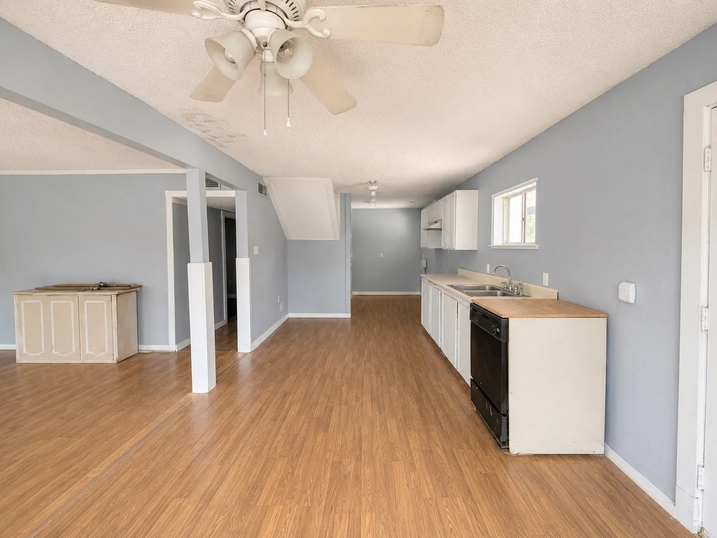 Single Family Residence For Sale in Henderson County , 205 Loon Bay Drive, Gun Barrel City, Texas 75156, 5 Bedroom, 2 Bathroom, 1 Garage spaces, 2,064 Sqft, built in 1974, mls#21330313, Real Estate Agent in Gun Barrel City, Homes For Sale in Henderson county, Homes For Sale in Gun Barrel City, Realtor in Gun Barrel City Texas, Real Estate Brokerage Independent Realty Texas, Luminita Cordes Realtor