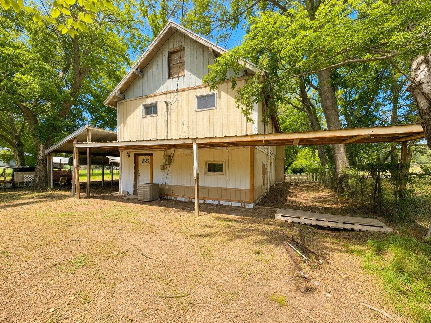 Single Family Residence For Sale in Henderson County , 205 Loon Bay Drive, Gun Barrel City, Texas 75156, 5 Bedroom, 2 Bathroom, 1 Garage spaces, 2,064 Sqft, built in 1974, mls#21330313, Real Estate Agent in Gun Barrel City, Homes For Sale in Henderson county, Homes For Sale in Gun Barrel City, Realtor in Gun Barrel City Texas, Real Estate Brokerage Independent Realty Texas, Luminita Cordes Realtor