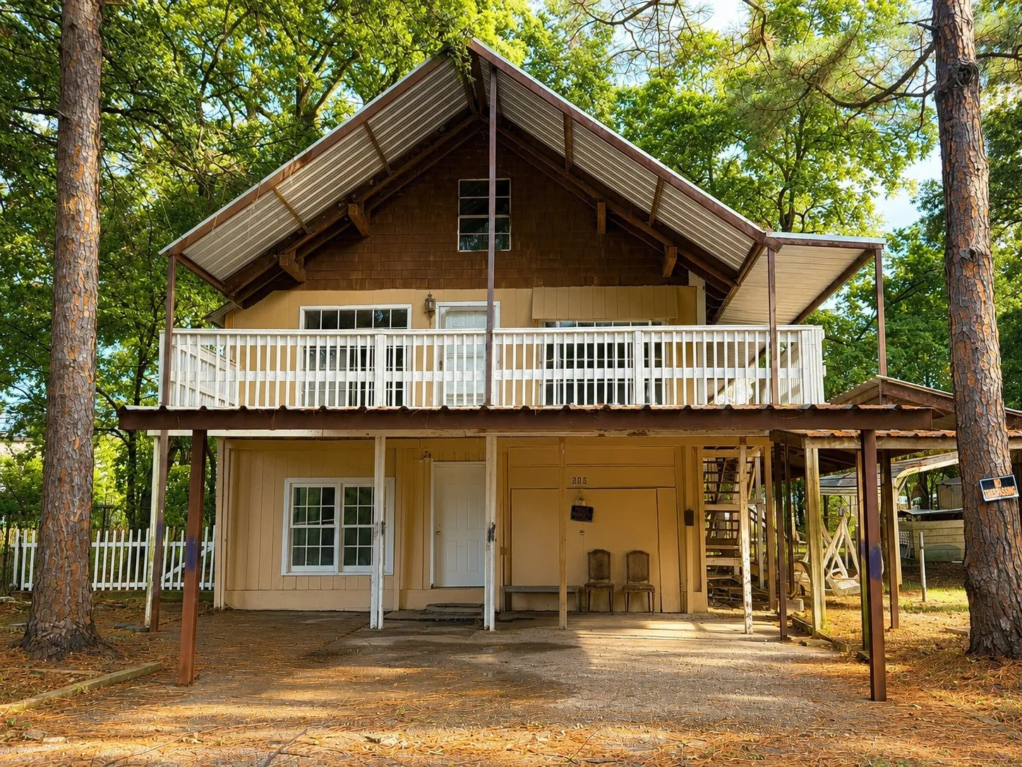 Single Family Residence For Sale in Henderson County , 205 Loon Bay Drive, Gun Barrel City, Texas 75156, 5 Bedroom, 2 Bathroom, 1 Garage spaces, 2,064 Sqft, built in 1974, mls#21330313, Real Estate Agent in Gun Barrel City, Homes For Sale in Henderson county, Homes For Sale in Gun Barrel City, Realtor in Gun Barrel City Texas, Real Estate Brokerage Independent Realty Texas, Luminita Cordes Realtor