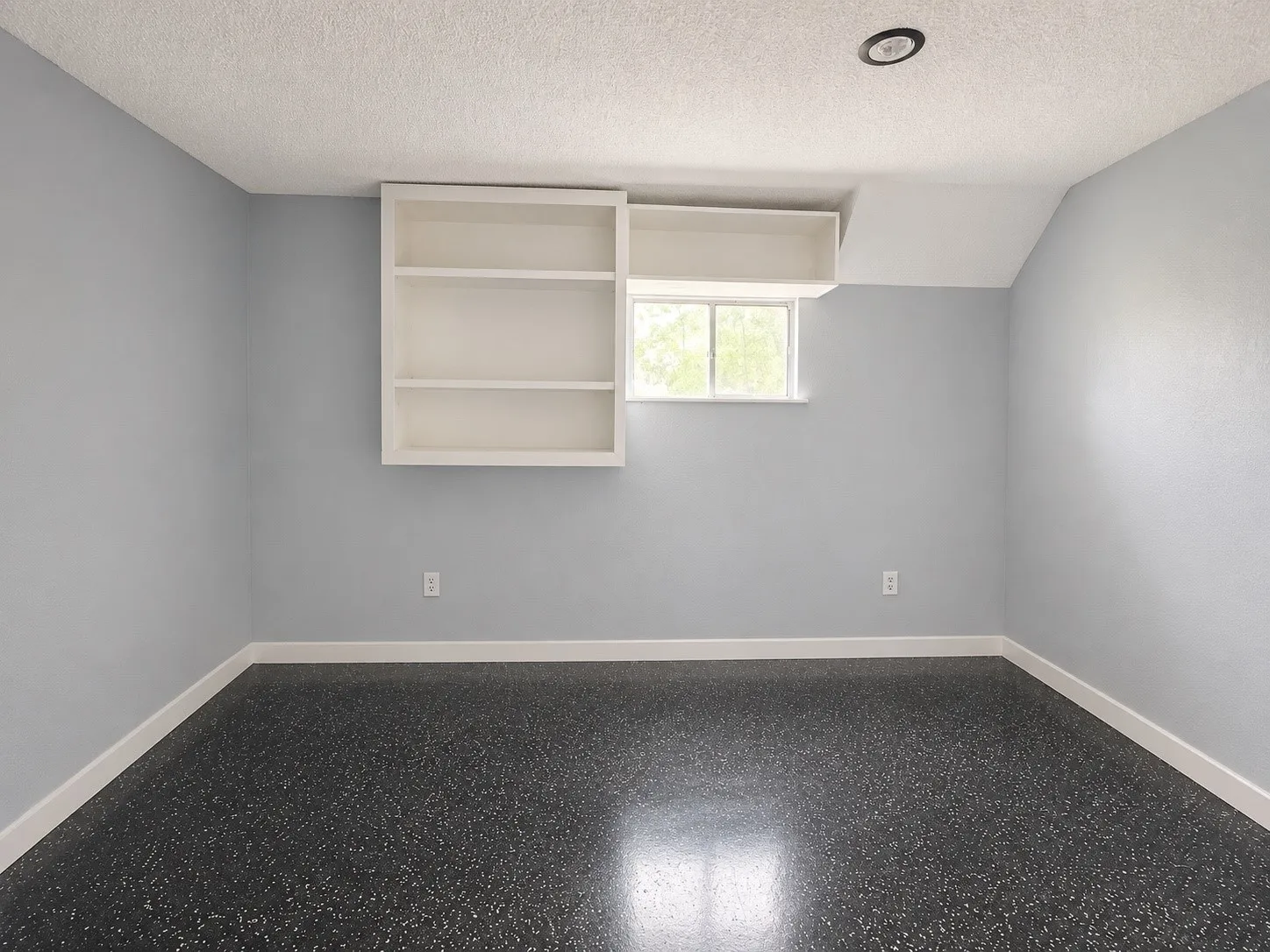 Single Family Residence For Sale in Henderson County , 205 Loon Bay Drive, Gun Barrel City, Texas 75156, 5 Bedroom, 2 Bathroom, 1 Garage spaces, 2,064 Sqft, built in 1974, mls#21330313, Real Estate Agent in Gun Barrel City, Homes For Sale in Henderson county, Homes For Sale in Gun Barrel City, Realtor in Gun Barrel City Texas, Real Estate Brokerage Independent Realty Texas, Luminita Cordes Realtor