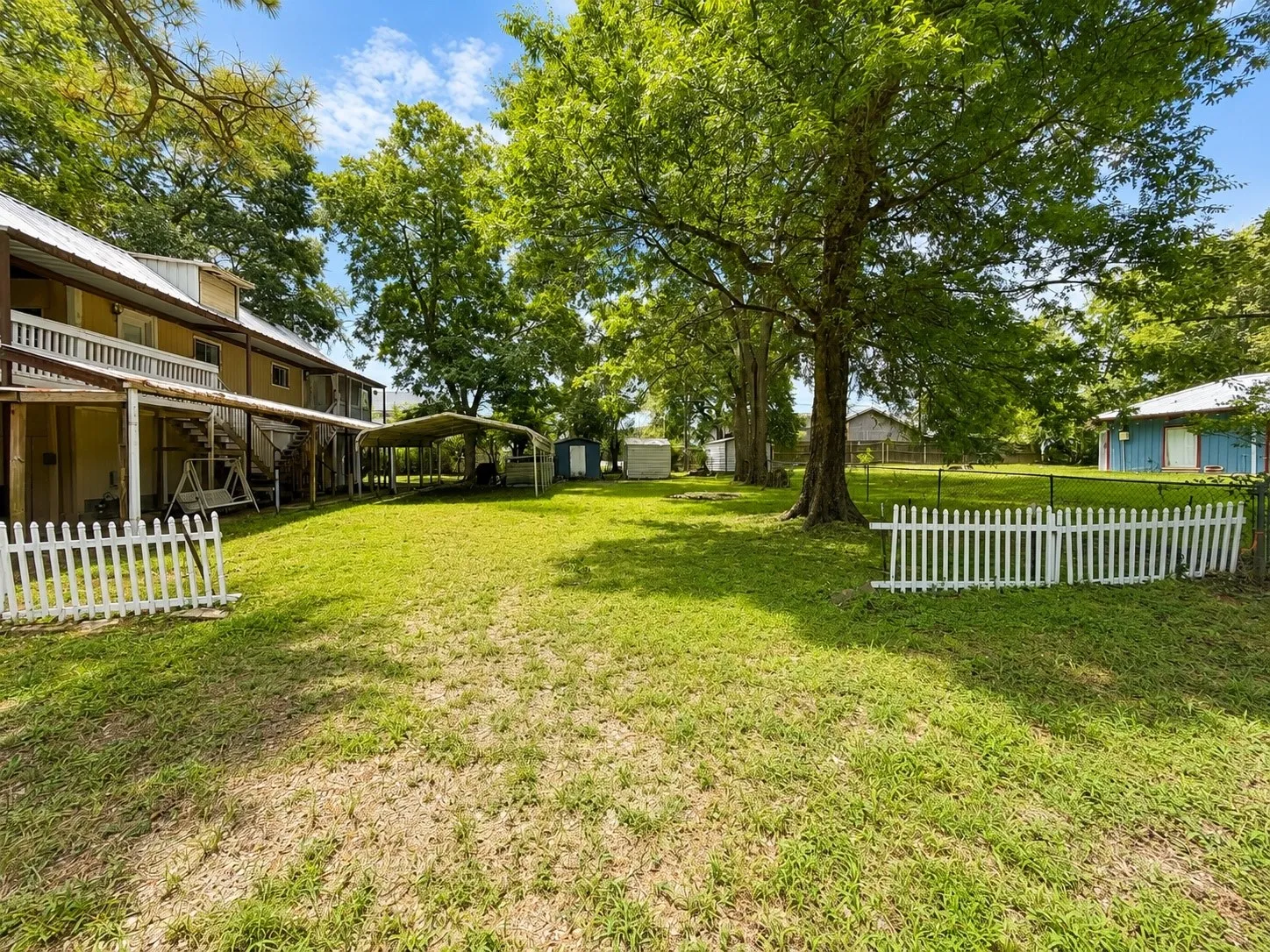 Single Family Residence For Sale in Henderson County , 205 Loon Bay Drive, Gun Barrel City, Texas 75156, 5 Bedroom, 2 Bathroom, 1 Garage spaces, 2,064 Sqft, built in 1974, mls#21330313, Real Estate Agent in Gun Barrel City, Homes For Sale in Henderson county, Homes For Sale in Gun Barrel City, Realtor in Gun Barrel City Texas, Real Estate Brokerage Independent Realty Texas, Luminita Cordes Realtor