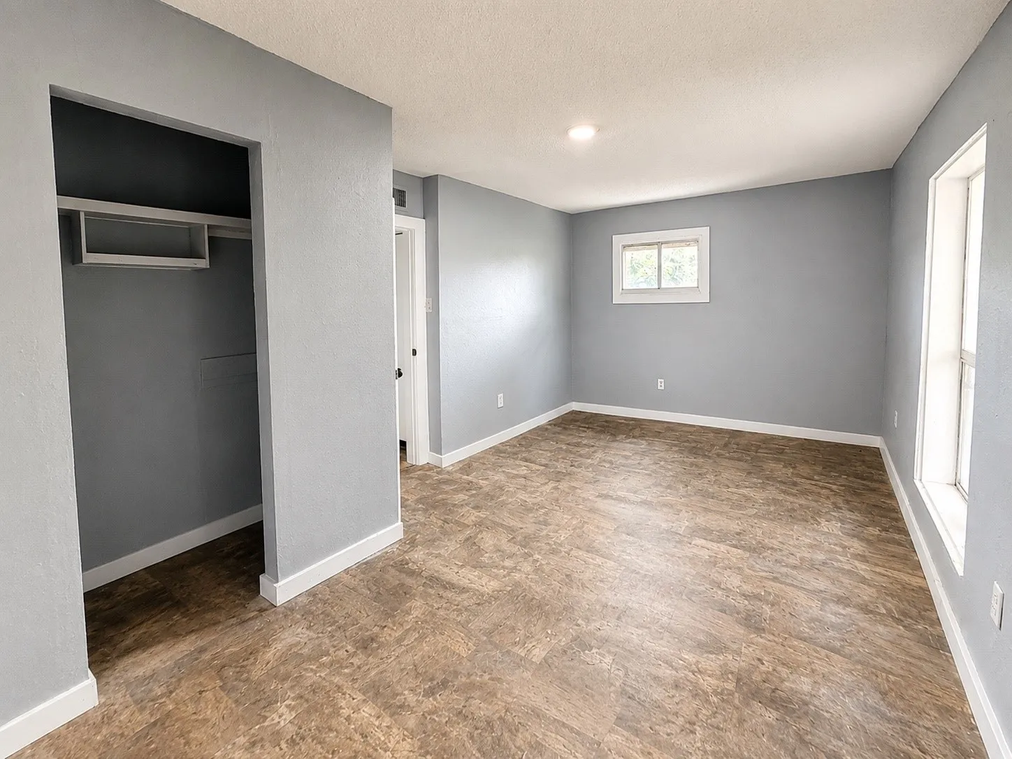 Single Family Residence For Sale in Henderson County , 205 Loon Bay Drive, Gun Barrel City, Texas 75156, 5 Bedroom, 2 Bathroom, 1 Garage spaces, 2,064 Sqft, built in 1974, mls#21330313, Real Estate Agent in Gun Barrel City, Homes For Sale in Henderson county, Homes For Sale in Gun Barrel City, Realtor in Gun Barrel City Texas, Real Estate Brokerage Independent Realty Texas, Luminita Cordes Realtor