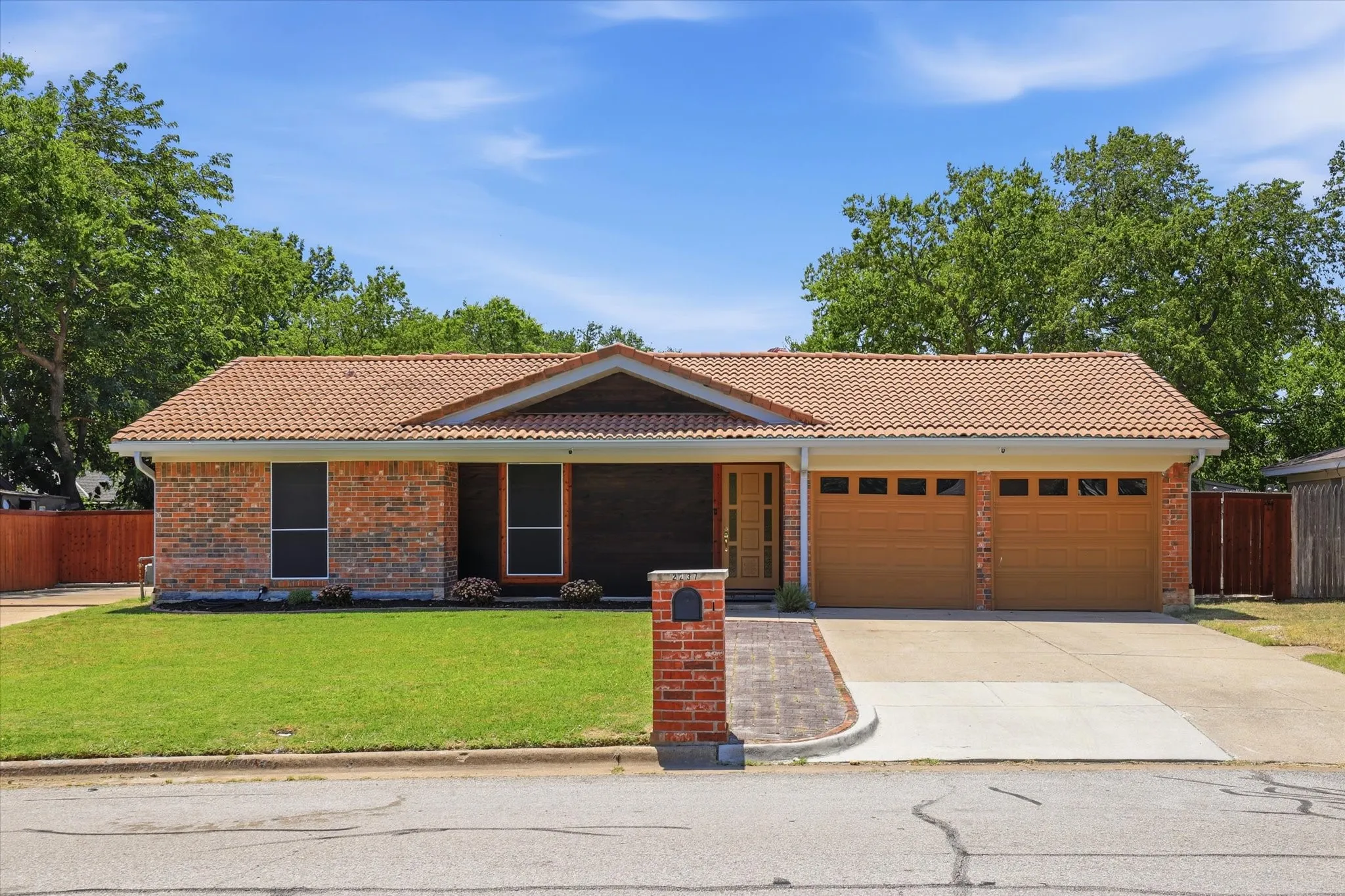 Single Family Residence For Sale in Tarrant County , 2237 Shady Brook Drive, Bedford, Texas 76021, 4 Bedroom, 2 Bathroom, 2 Garage spaces, 1,527 Sqft, built in 1972, mls#21329077, Real Estate Agent in Bedford, Homes For Sale in Tarrant county, Homes For Sale in Bedford, Realtor in Bedford Texas, Real Estate Brokerage Independent Realty Texas, Luminita Cordes Realtor