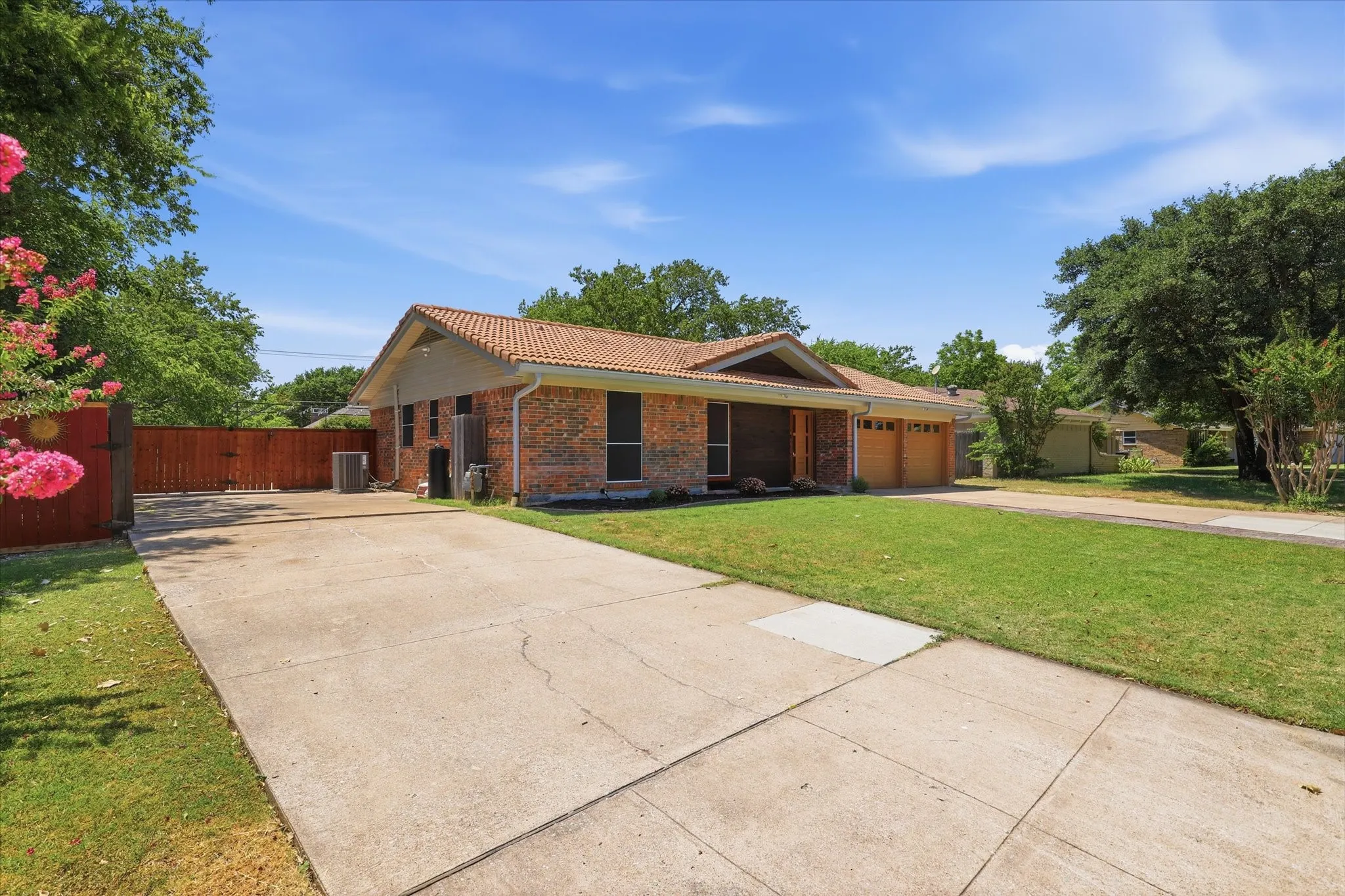 Single Family Residence For Sale in Tarrant County , 2237 Shady Brook Drive, Bedford, Texas 76021, 4 Bedroom, 2 Bathroom, 2 Garage spaces, 1,527 Sqft, built in 1972, mls#21329077, Real Estate Agent in Bedford, Homes For Sale in Tarrant county, Homes For Sale in Bedford, Realtor in Bedford Texas, Real Estate Brokerage Independent Realty Texas, Luminita Cordes Realtor
