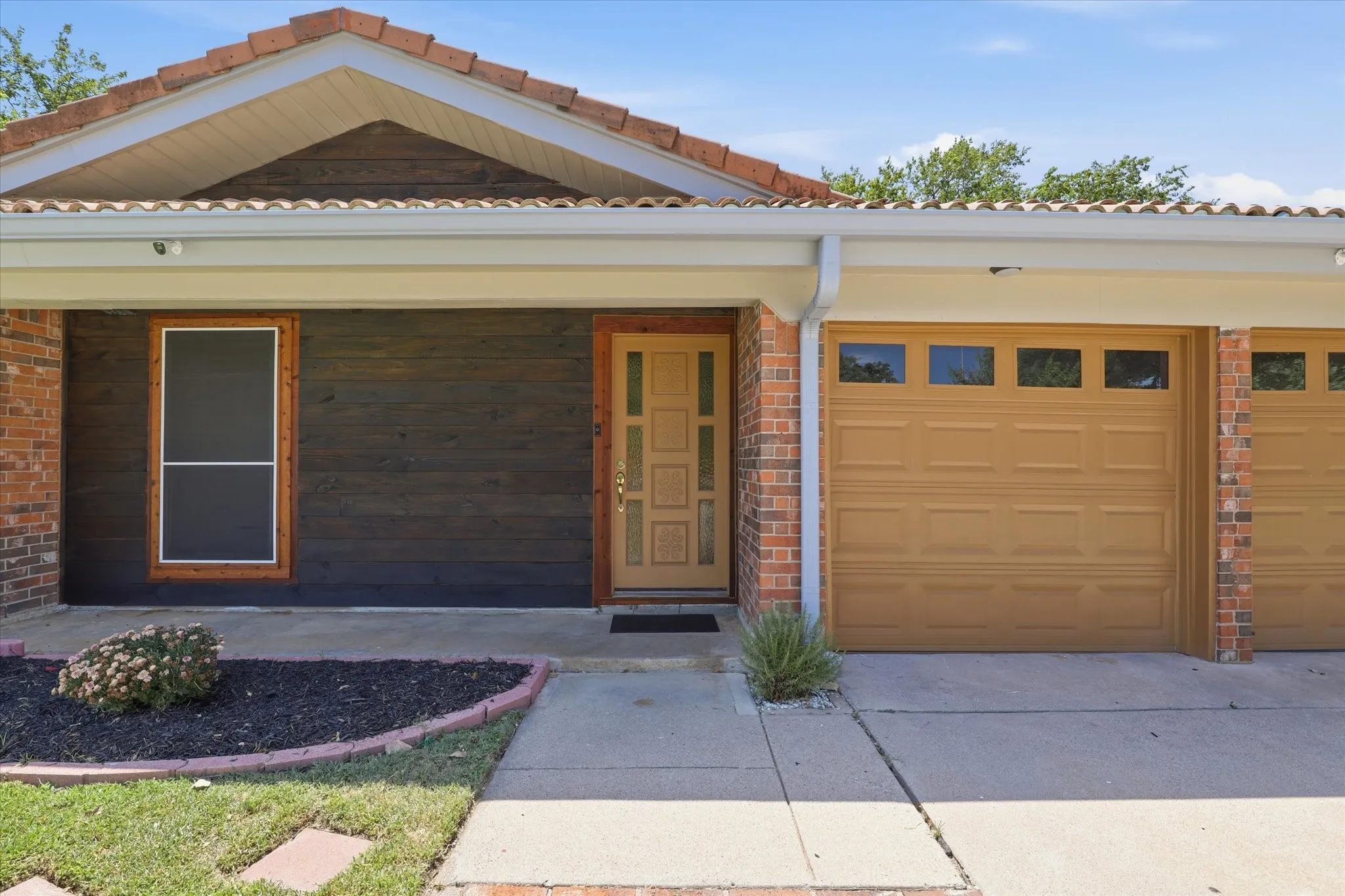 Single Family Residence For Sale in Tarrant County , 2237 Shady Brook Drive, Bedford, Texas 76021, 4 Bedroom, 2 Bathroom, 2 Garage spaces, 1,527 Sqft, built in 1972, mls#21329077, Real Estate Agent in Bedford, Homes For Sale in Tarrant county, Homes For Sale in Bedford, Realtor in Bedford Texas, Real Estate Brokerage Independent Realty Texas, Luminita Cordes Realtor