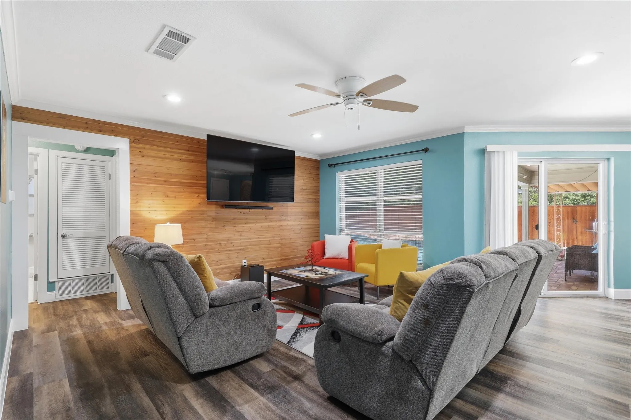 Single Family Residence For Sale in Tarrant County , 2237 Shady Brook Drive, Bedford, Texas 76021, 4 Bedroom, 2 Bathroom, 2 Garage spaces, 1,527 Sqft, built in 1972, mls#21329077, Real Estate Agent in Bedford, Homes For Sale in Tarrant county, Homes For Sale in Bedford, Realtor in Bedford Texas, Real Estate Brokerage Independent Realty Texas, Luminita Cordes Realtor