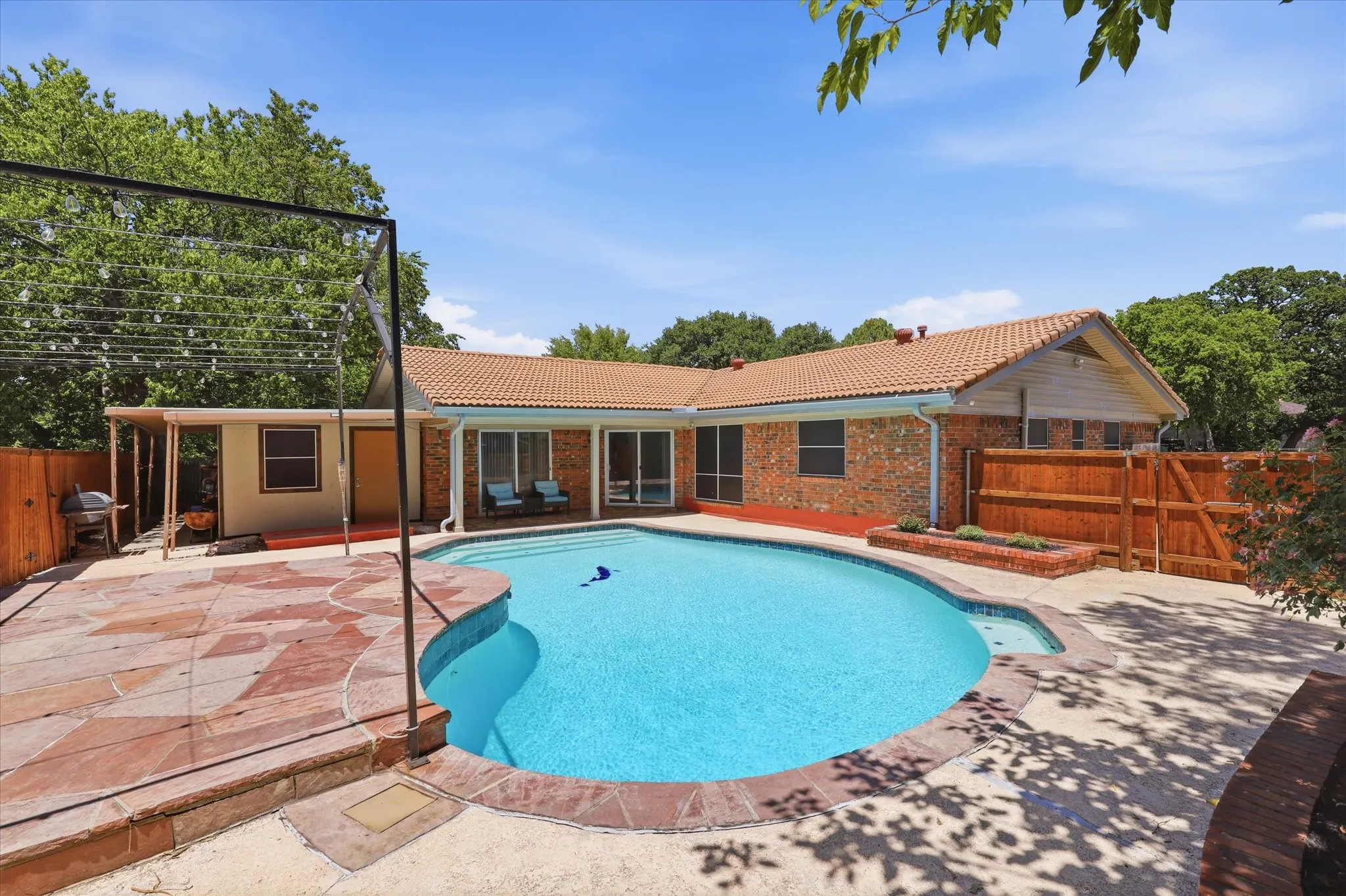 Single Family Residence For Sale in Tarrant County , 2237 Shady Brook Drive, Bedford, Texas 76021, 4 Bedroom, 2 Bathroom, 2 Garage spaces, 1,527 Sqft, built in 1972, mls#21329077, Real Estate Agent in Bedford, Homes For Sale in Tarrant county, Homes For Sale in Bedford, Realtor in Bedford Texas, Real Estate Brokerage Independent Realty Texas, Luminita Cordes Realtor