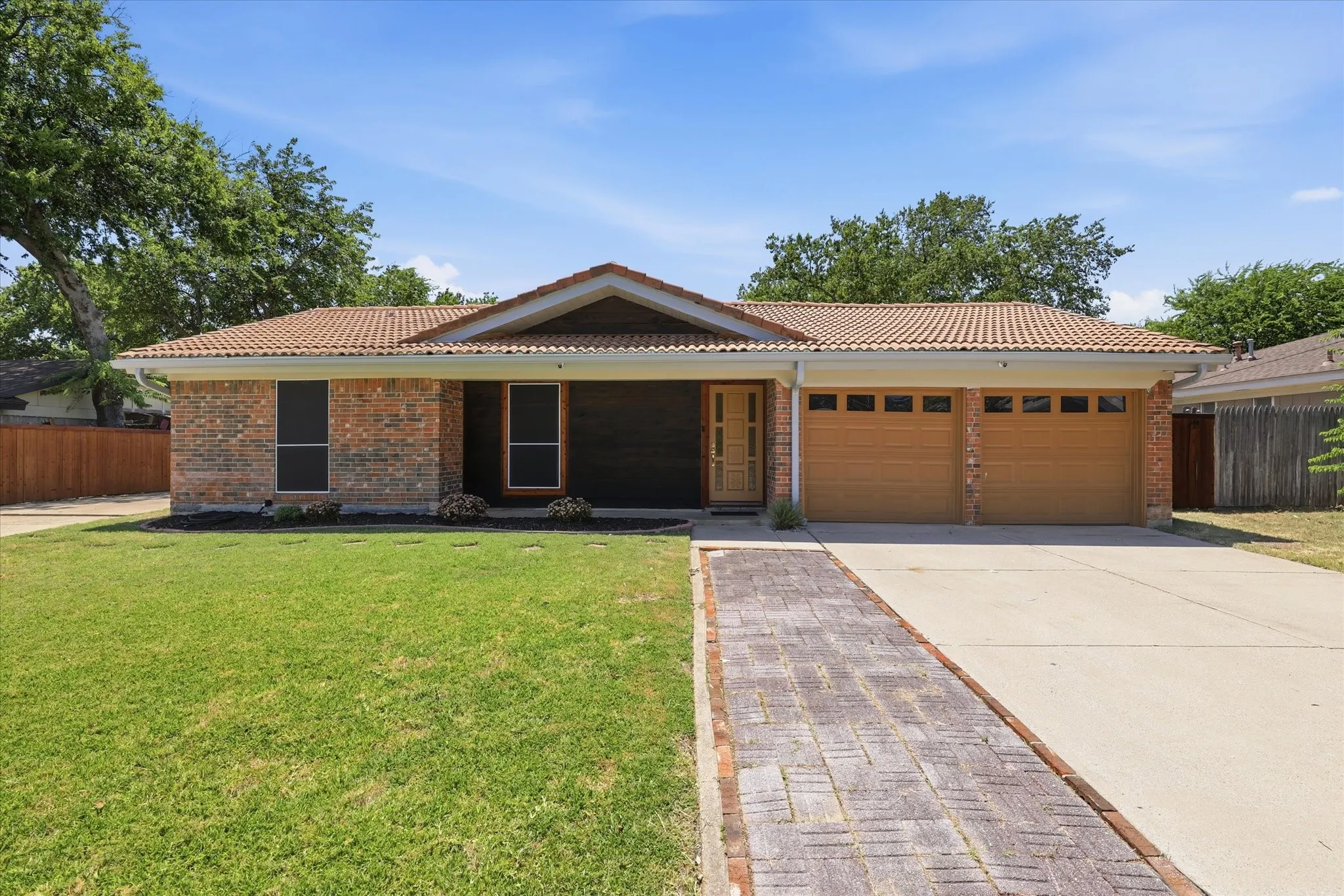 Single Family Residence For Sale in Tarrant County , 2237 Shady Brook Drive, Bedford, Texas 76021, 4 Bedroom, 2 Bathroom, 2 Garage spaces, 1,527 Sqft, built in 1972, mls#21329077, Real Estate Agent in Bedford, Homes For Sale in Tarrant county, Homes For Sale in Bedford, Realtor in Bedford Texas, Real Estate Brokerage Independent Realty Texas, Luminita Cordes Realtor