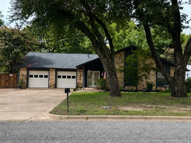 Single Family Residence For Sale in Henderson County , 222 La Jolla Drive, Athens, Texas 75751, 3 Bedroom, 2 Bathroom, 2 Garage spaces, 1,692 Sqft, built in 1975, mls#21334048, Real Estate Agent in Athens, Homes For Sale in Henderson county, Homes For Sale in Athens, Realtor in Athens Texas, Real Estate Brokerage Independent Realty Texas, Luminita Cordes Realtor