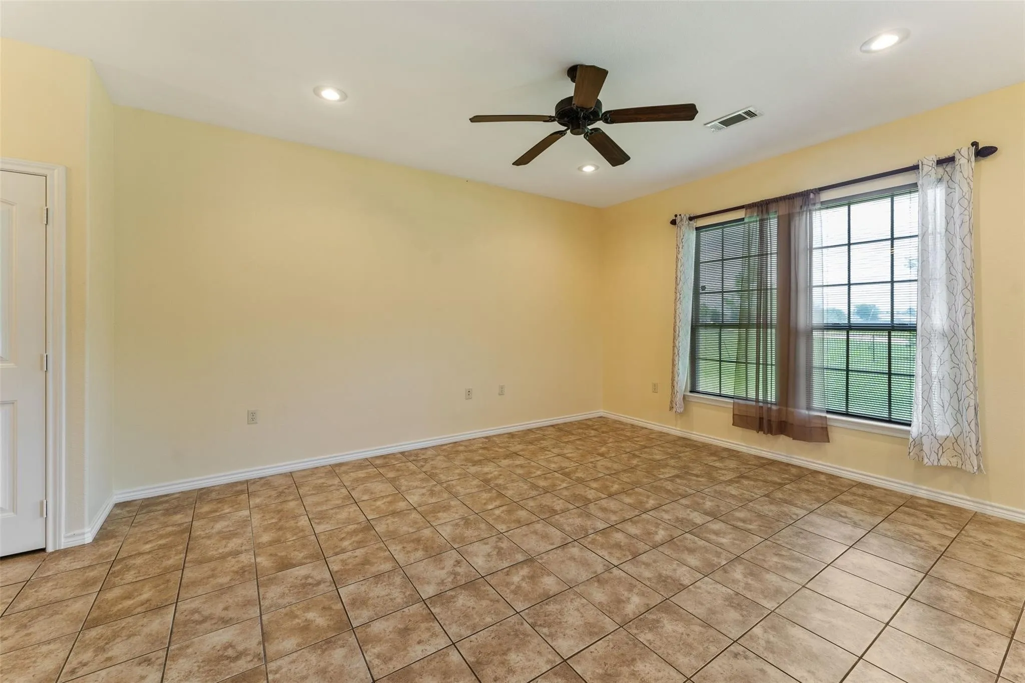 Single Family Residence For Rent in Henderson County , 304 Port Drive, Gun Barrel City, Texas 75156, 3 Bedroom, 2 Bathroom, 2 Garage spaces, 1,421 Sqft, built in 2011, mls#21334723, Real Estate Agent in Gun Barrel City, Homes For Rent in Henderson county, Homes For Rent in Gun Barrel City, Realtor in Gun Barrel City Texas, Real Estate Brokerage Independent Realty Texas, Luminita Cordes Realtor