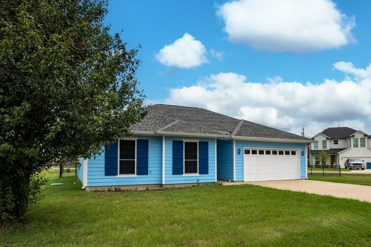 Single Family Residence For Rent in Henderson County , 304 Port Drive, Gun Barrel City, Texas 75156, 3 Bedroom, 2 Bathroom, 2 Garage spaces, 1,421 Sqft, built in 2011, mls#21334723, Real Estate Agent in Gun Barrel City, Homes For Rent in Henderson county, Homes For Rent in Gun Barrel City, Realtor in Gun Barrel City Texas, Real Estate Brokerage Independent Realty Texas, Luminita Cordes Realtor