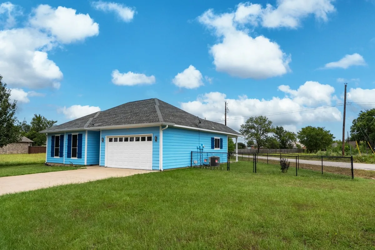 Single Family Residence For Rent in Henderson County , 304 Port Drive, Gun Barrel City, Texas 75156, 3 Bedroom, 2 Bathroom, 2 Garage spaces, 1,421 Sqft, built in 2011, mls#21334723, Real Estate Agent in Gun Barrel City, Homes For Rent in Henderson county, Homes For Rent in Gun Barrel City, Realtor in Gun Barrel City Texas, Real Estate Brokerage Independent Realty Texas, Luminita Cordes Realtor