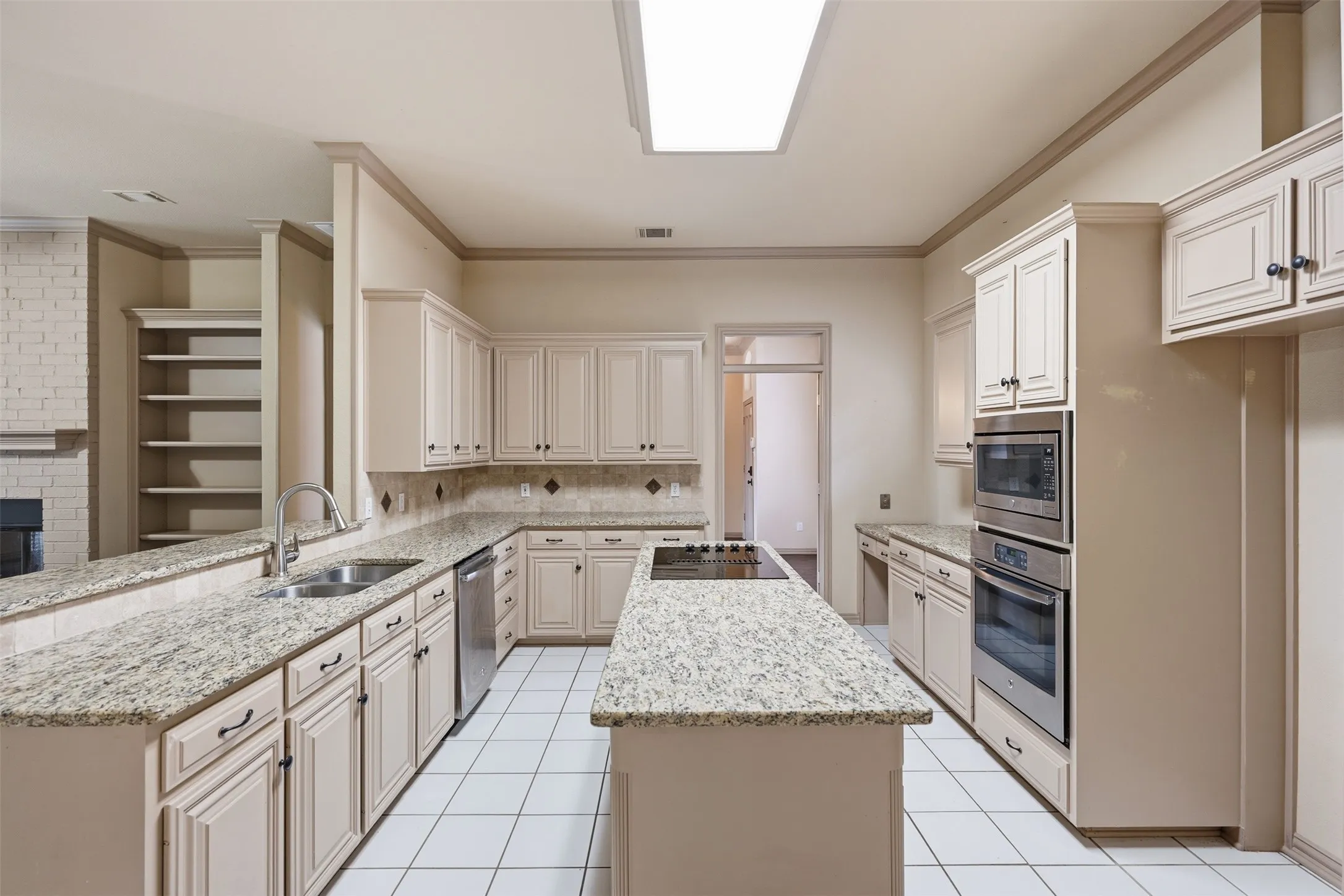Single Family Residence For Rent in Tarrant County , 3318 Summergrove Drive, Arlington, Texas 76001, 4 Bedroom, 3 Bathroom, 2 Garage spaces, 2,685 Sqft, built in 1994, mls#21334217, Real Estate Agent in Arlington, Homes For Rent in Tarrant county, Homes For Rent in Arlington, Realtor in Arlington Texas, Real Estate Brokerage Independent Realty Texas, Luminita Cordes Realtor