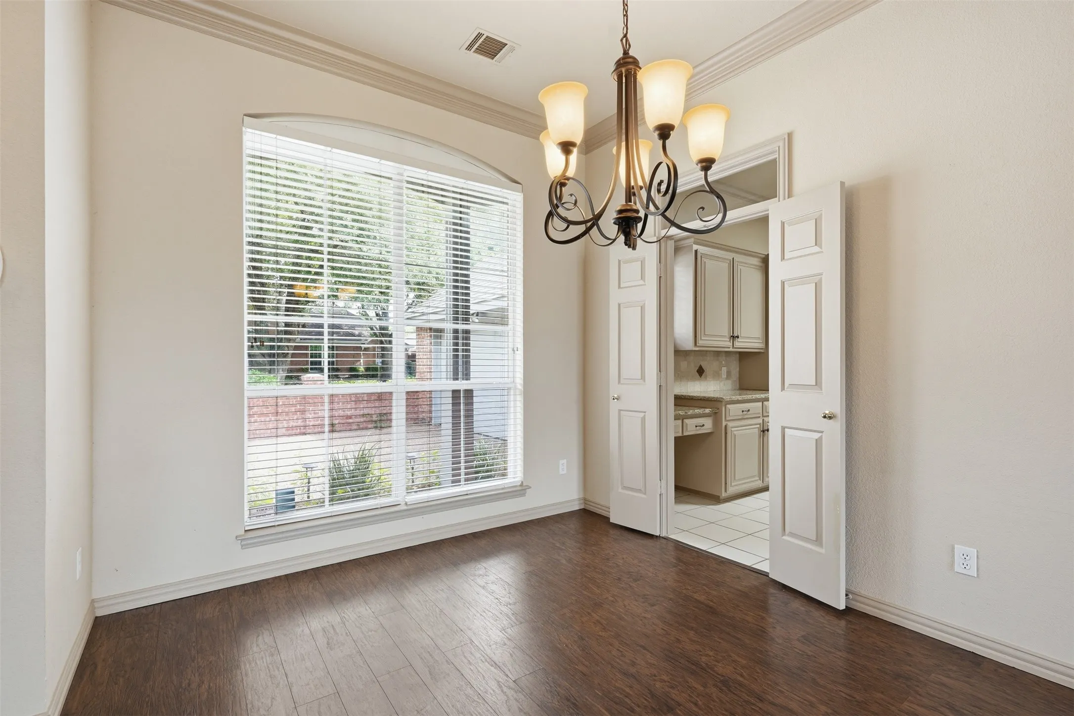 Single Family Residence For Rent in Tarrant County , 3318 Summergrove Drive, Arlington, Texas 76001, 4 Bedroom, 3 Bathroom, 2 Garage spaces, 2,685 Sqft, built in 1994, mls#21334217, Real Estate Agent in Arlington, Homes For Rent in Tarrant county, Homes For Rent in Arlington, Realtor in Arlington Texas, Real Estate Brokerage Independent Realty Texas, Luminita Cordes Realtor