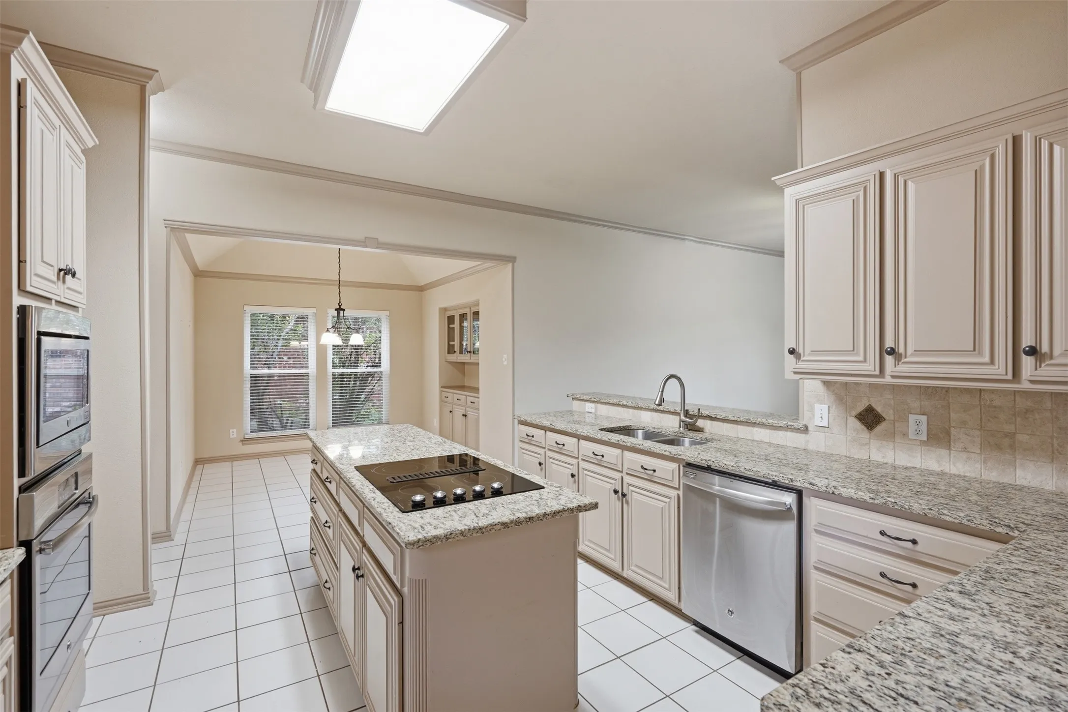 Single Family Residence For Rent in Tarrant County , 3318 Summergrove Drive, Arlington, Texas 76001, 4 Bedroom, 3 Bathroom, 2 Garage spaces, 2,685 Sqft, built in 1994, mls#21334217, Real Estate Agent in Arlington, Homes For Rent in Tarrant county, Homes For Rent in Arlington, Realtor in Arlington Texas, Real Estate Brokerage Independent Realty Texas, Luminita Cordes Realtor