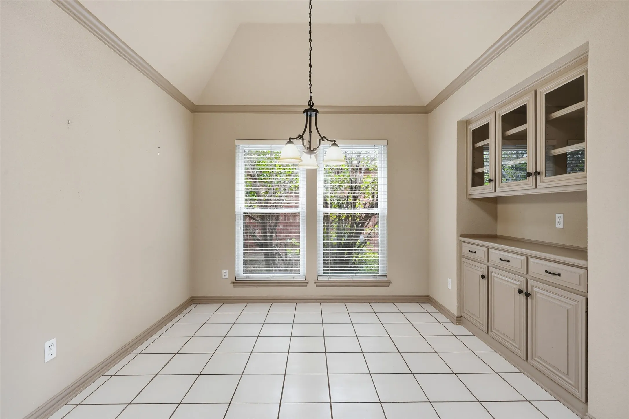 Single Family Residence For Rent in Tarrant County , 3318 Summergrove Drive, Arlington, Texas 76001, 4 Bedroom, 3 Bathroom, 2 Garage spaces, 2,685 Sqft, built in 1994, mls#21334217, Real Estate Agent in Arlington, Homes For Rent in Tarrant county, Homes For Rent in Arlington, Realtor in Arlington Texas, Real Estate Brokerage Independent Realty Texas, Luminita Cordes Realtor