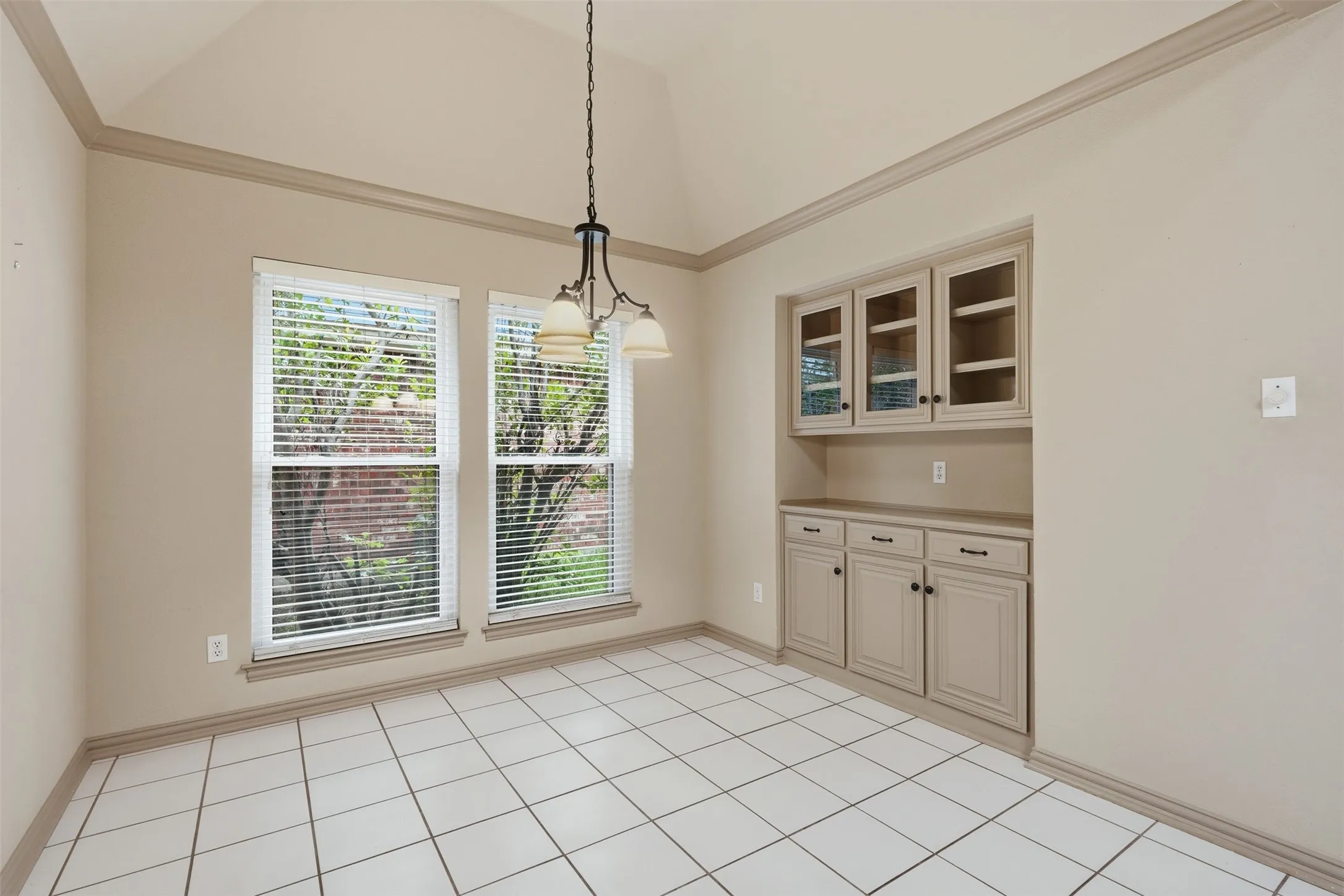 Single Family Residence For Rent in Tarrant County , 3318 Summergrove Drive, Arlington, Texas 76001, 4 Bedroom, 3 Bathroom, 2 Garage spaces, 2,685 Sqft, built in 1994, mls#21334217, Real Estate Agent in Arlington, Homes For Rent in Tarrant county, Homes For Rent in Arlington, Realtor in Arlington Texas, Real Estate Brokerage Independent Realty Texas, Luminita Cordes Realtor