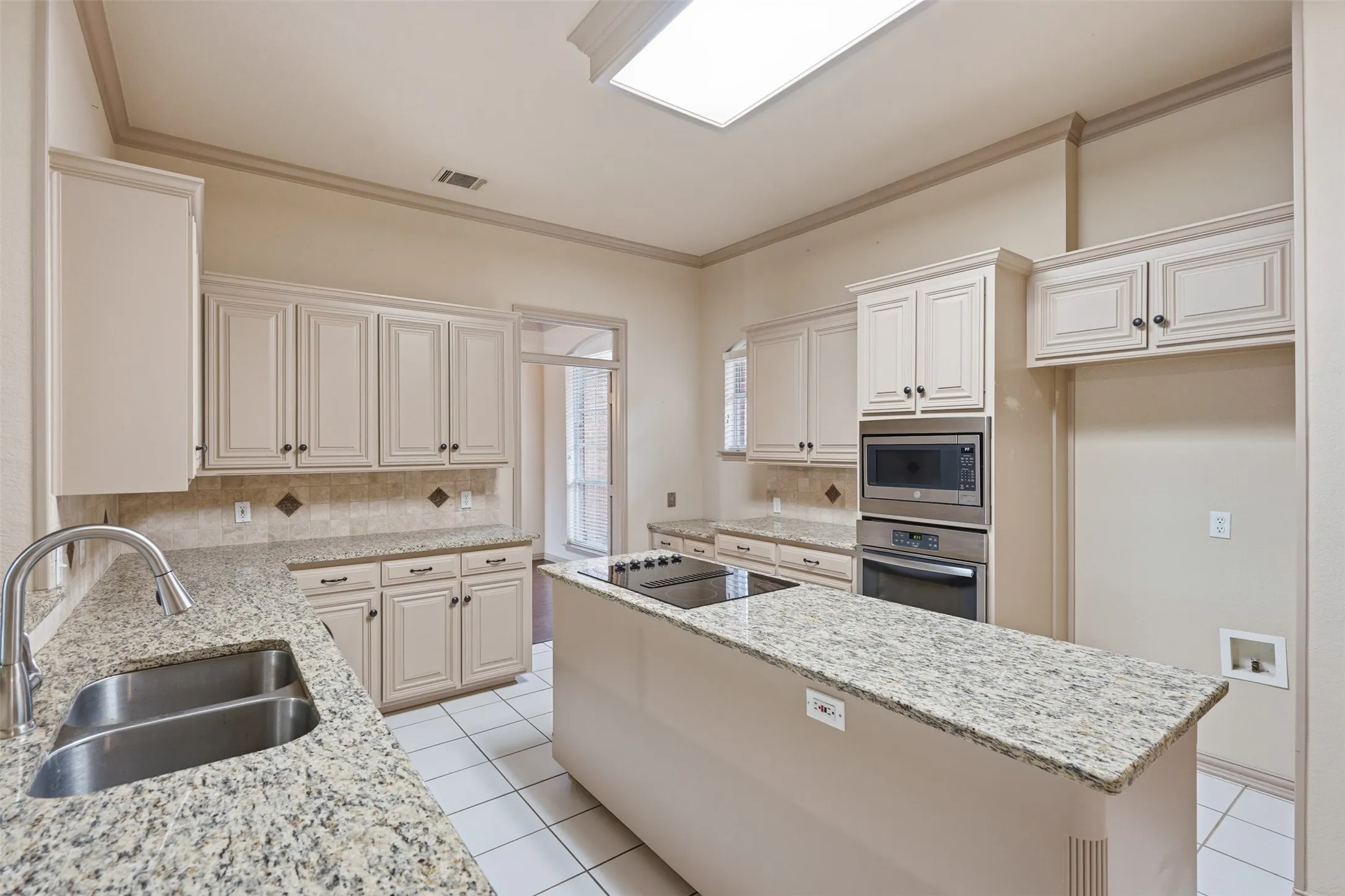 Single Family Residence For Rent in Tarrant County , 3318 Summergrove Drive, Arlington, Texas 76001, 4 Bedroom, 3 Bathroom, 2 Garage spaces, 2,685 Sqft, built in 1994, mls#21334217, Real Estate Agent in Arlington, Homes For Rent in Tarrant county, Homes For Rent in Arlington, Realtor in Arlington Texas, Real Estate Brokerage Independent Realty Texas, Luminita Cordes Realtor