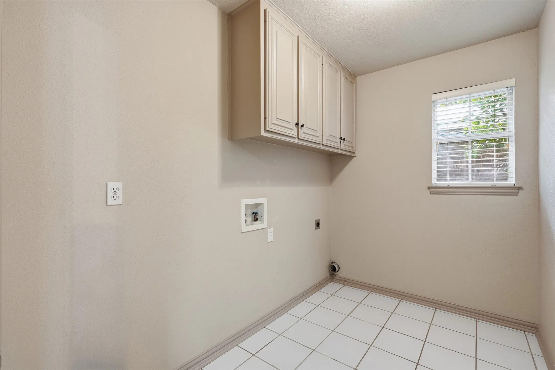 Single Family Residence For Rent in Tarrant County , 3318 Summergrove Drive, Arlington, Texas 76001, 4 Bedroom, 3 Bathroom, 2 Garage spaces, 2,685 Sqft, built in 1994, mls#21334217, Real Estate Agent in Arlington, Homes For Rent in Tarrant county, Homes For Rent in Arlington, Realtor in Arlington Texas, Real Estate Brokerage Independent Realty Texas, Luminita Cordes Realtor