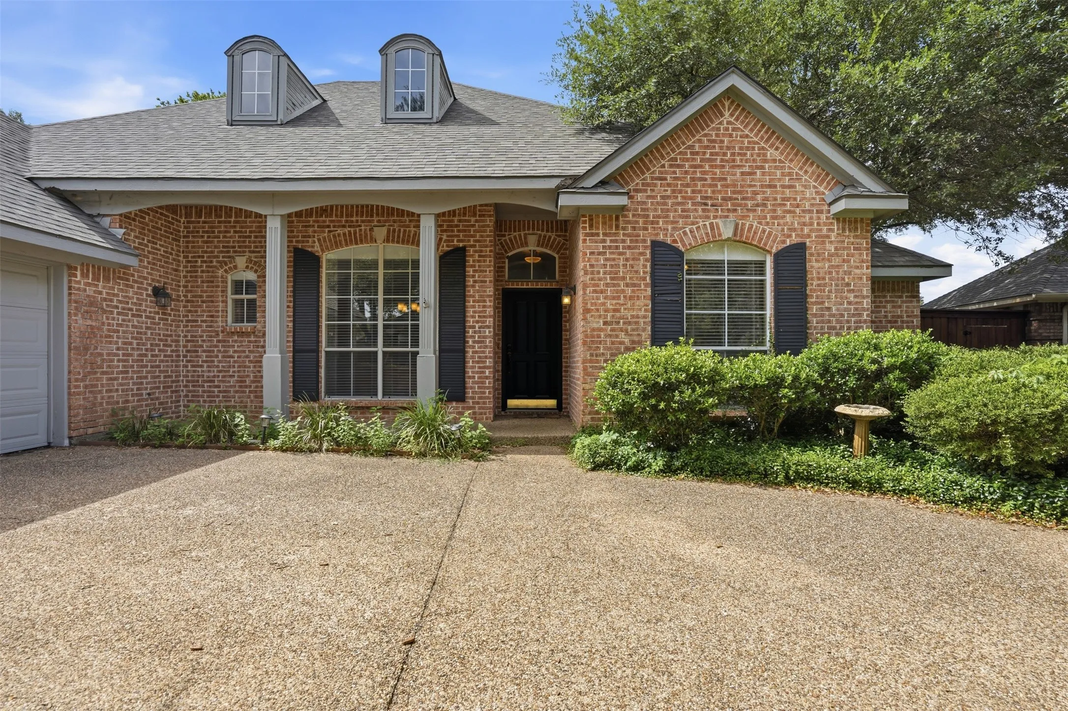 Single Family Residence For Rent in Tarrant County , 3318 Summergrove Drive, Arlington, Texas 76001, 4 Bedroom, 3 Bathroom, 2 Garage spaces, 2,685 Sqft, built in 1994, mls#21334217, Real Estate Agent in Arlington, Homes For Rent in Tarrant county, Homes For Rent in Arlington, Realtor in Arlington Texas, Real Estate Brokerage Independent Realty Texas, Luminita Cordes Realtor