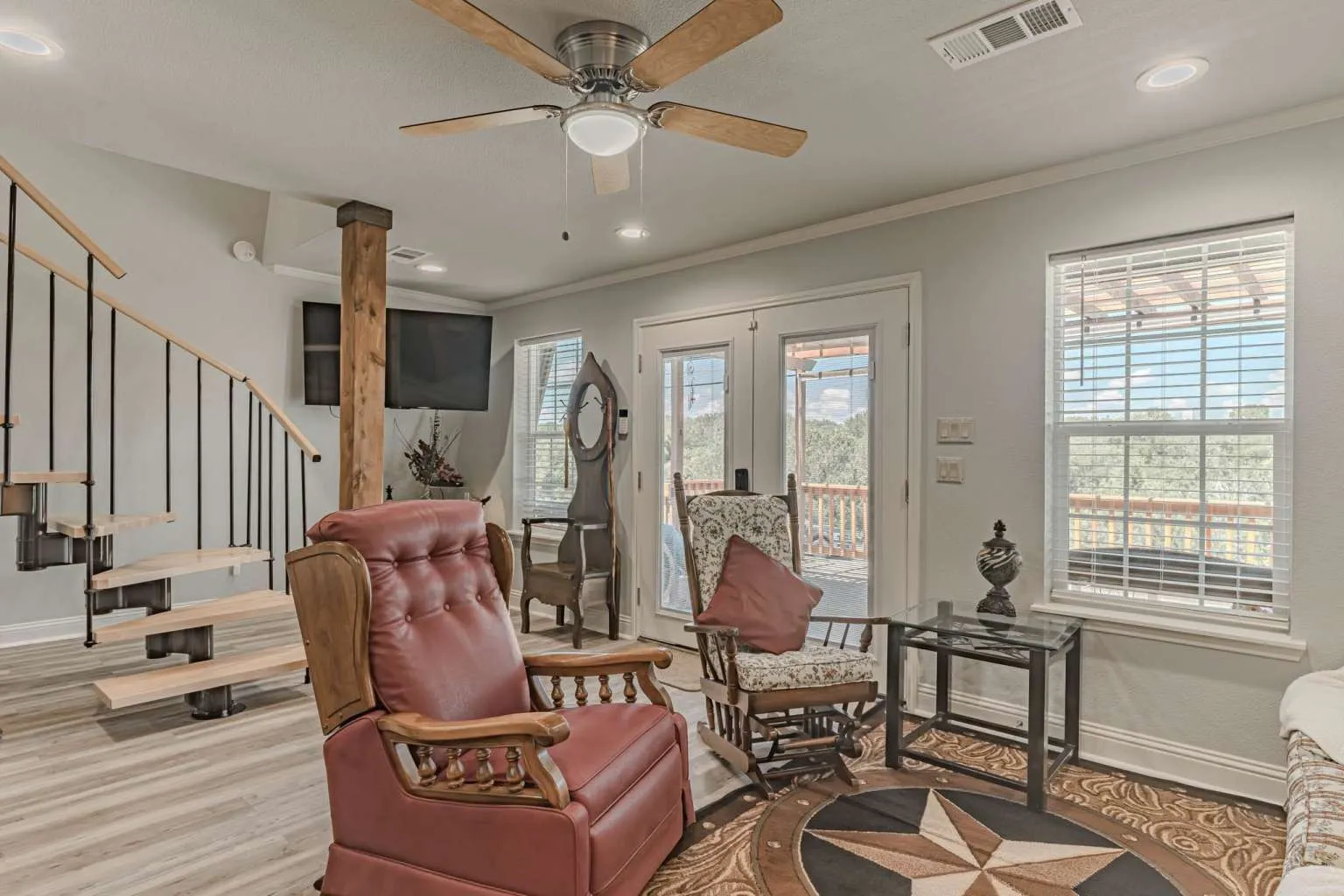Single Family Residence For Sale in Hood County , 1011 Pawnee Trail, Granbury, Texas 76048, 3 Bedroom, 2 Bathroom, Garage spaces, 1,008 Sqft, built in 1978, mls#21334964, Real Estate Agent in Granbury, Homes For Sale in Hood county, Homes For Sale in Granbury, Realtor in Granbury Texas, Real Estate Brokerage Independent Realty Texas, Luminita Cordes Realtor