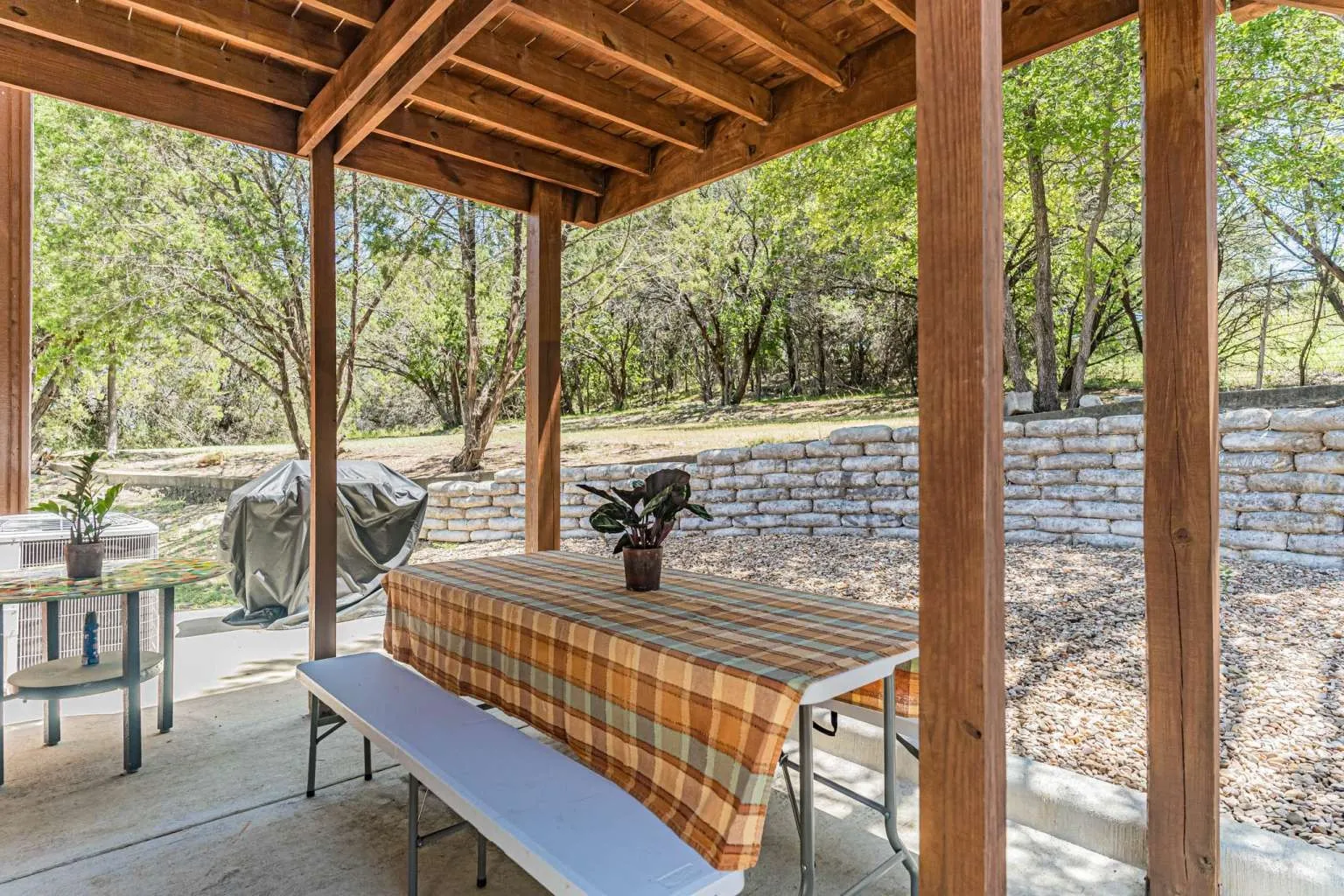Single Family Residence For Sale in Hood County , 1011 Pawnee Trail, Granbury, Texas 76048, 3 Bedroom, 2 Bathroom, Garage spaces, 1,008 Sqft, built in 1978, mls#21334964, Real Estate Agent in Granbury, Homes For Sale in Hood county, Homes For Sale in Granbury, Realtor in Granbury Texas, Real Estate Brokerage Independent Realty Texas, Luminita Cordes Realtor