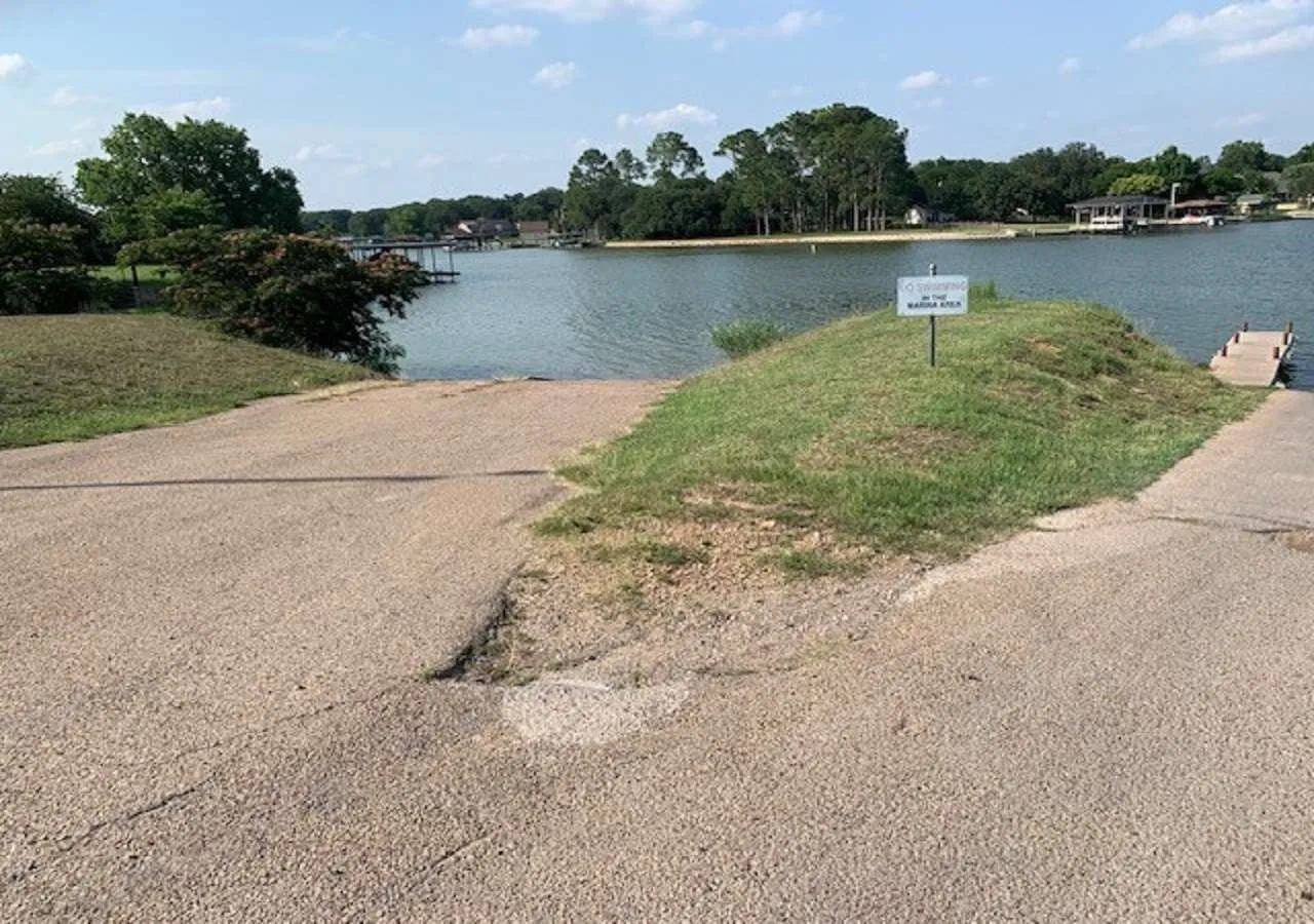 Single Family Residence For Sale in Hood County , 1011 Pawnee Trail, Granbury, Texas 76048, 3 Bedroom, 2 Bathroom, Garage spaces, 1,008 Sqft, built in 1978, mls#21334964, Real Estate Agent in Granbury, Homes For Sale in Hood county, Homes For Sale in Granbury, Realtor in Granbury Texas, Real Estate Brokerage Independent Realty Texas, Luminita Cordes Realtor