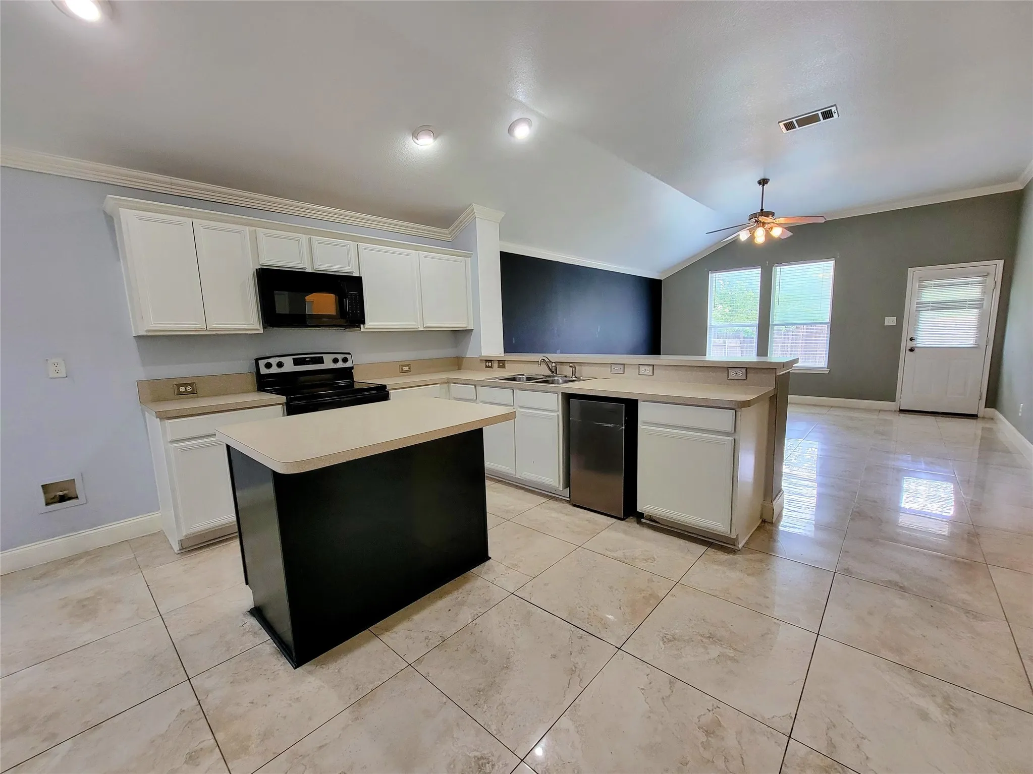 Single Family Residence For Sale in Tarrant County , 8033 Summer Stream Drive, Fort Worth, Texas 76134, 3 Bedroom, 2 Bathroom, 2 Garage spaces, 1,789 Sqft, built in 2005, mls#21331612, Real Estate Agent in Fort Worth, Homes For Sale in Tarrant county, Homes For Sale in Fort Worth, Realtor in Fort Worth Texas, Real Estate Brokerage Independent Realty Texas, Luminita Cordes Realtor