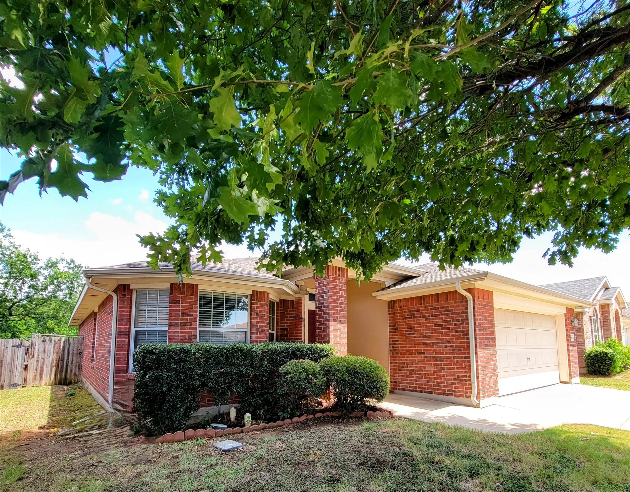 Single Family Residence For Sale in Tarrant County , 8033 Summer Stream Drive, Fort Worth, Texas 76134, 3 Bedroom, 2 Bathroom, 2 Garage spaces, 1,789 Sqft, built in 2005, mls#21331612, Real Estate Agent in Fort Worth, Homes For Sale in Tarrant county, Homes For Sale in Fort Worth, Realtor in Fort Worth Texas, Real Estate Brokerage Independent Realty Texas, Luminita Cordes Realtor