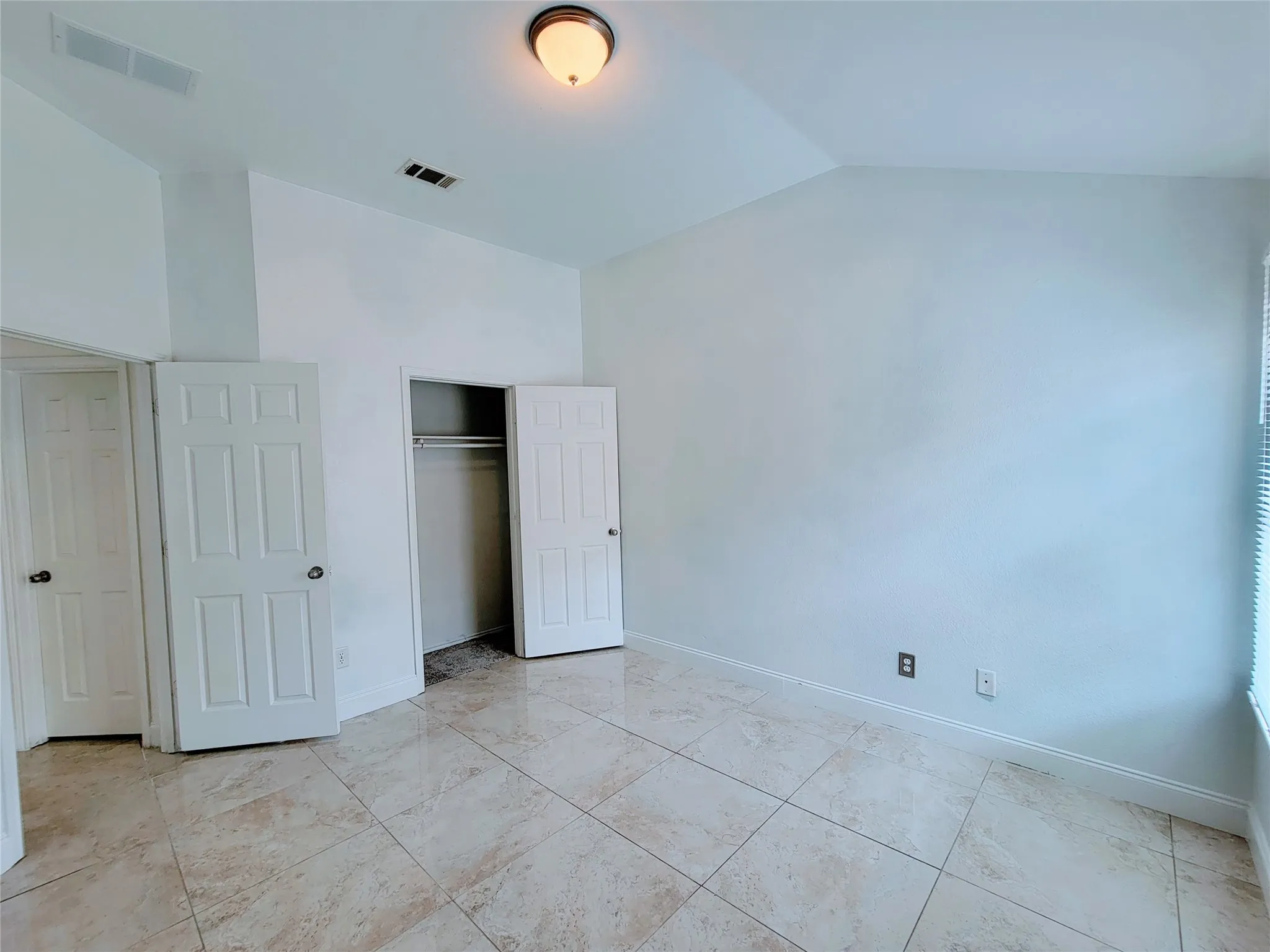 Single Family Residence For Sale in Tarrant County , 8033 Summer Stream Drive, Fort Worth, Texas 76134, 3 Bedroom, 2 Bathroom, 2 Garage spaces, 1,789 Sqft, built in 2005, mls#21331612, Real Estate Agent in Fort Worth, Homes For Sale in Tarrant county, Homes For Sale in Fort Worth, Realtor in Fort Worth Texas, Real Estate Brokerage Independent Realty Texas, Luminita Cordes Realtor