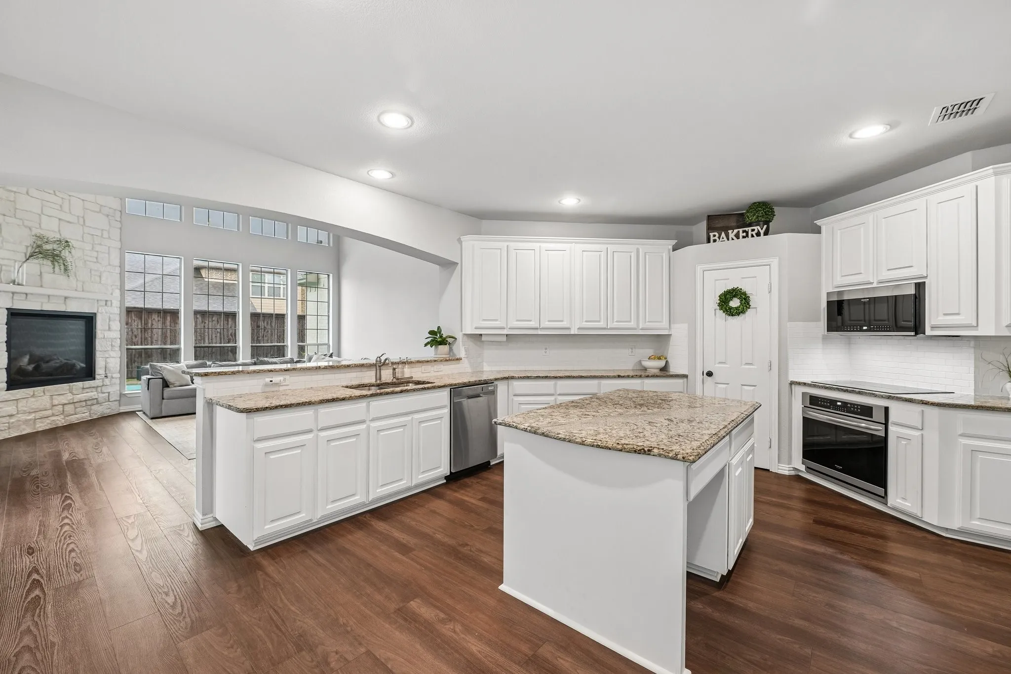 Single Family Residence For Sale in Tarrant County , 4309 Palmer Drive, Mansfield, Texas 76063, 5 Bedroom, 4 Bathroom, 2 Garage spaces, 3,763 Sqft, built in 2005, mls#21329603, Real Estate Agent in Mansfield, Homes For Sale in Tarrant county, Homes For Sale in Mansfield, Realtor in Mansfield Texas, Real Estate Brokerage Independent Realty Texas, Luminita Cordes Realtor