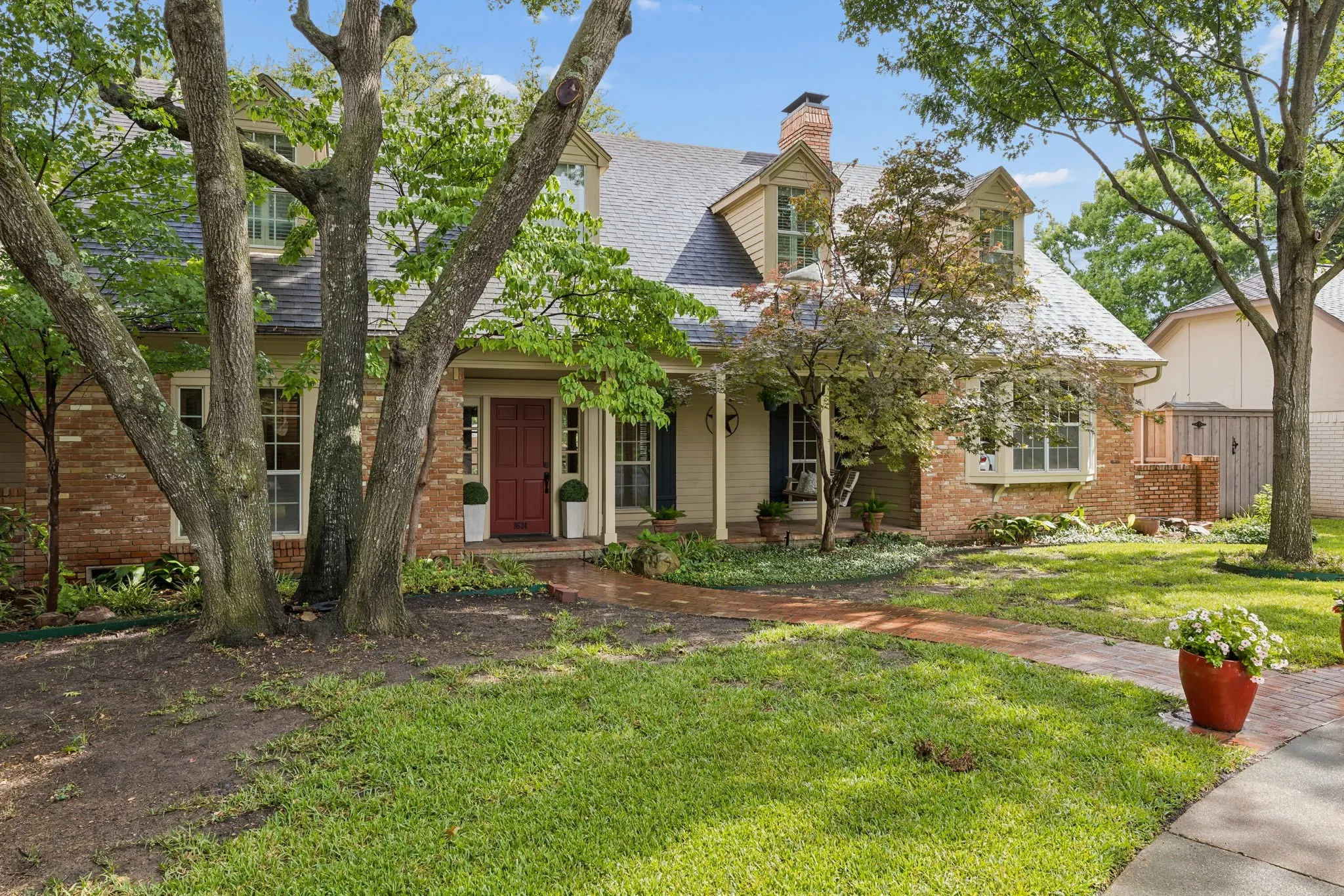 Single Family Residence For Sale in Dallas County , 9624 Greensprint Drive, Dallas, Texas 75238, 4 Bedroom, 5 Bathroom, 2 Garage spaces, 4,436 Sqft, built in 1980, mls#21332663, Real Estate Agent in Dallas, Homes For Sale in Dallas county, Homes For Sale in Dallas, Realtor in Dallas Texas, Real Estate Brokerage Independent Realty Texas, Luminita Cordes Realtor