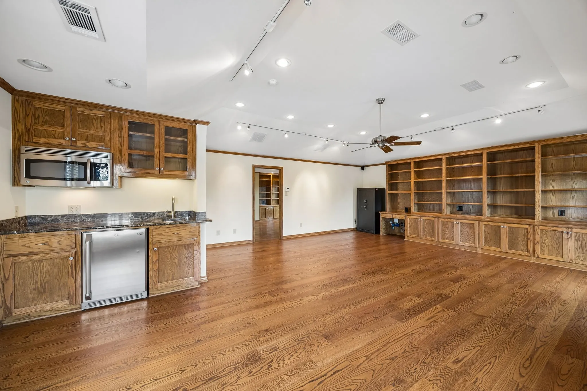 Single Family Residence For Sale in Dallas County , 9624 Greensprint Drive, Dallas, Texas 75238, 4 Bedroom, 5 Bathroom, 2 Garage spaces, 4,436 Sqft, built in 1980, mls#21332663, Real Estate Agent in Dallas, Homes For Sale in Dallas county, Homes For Sale in Dallas, Realtor in Dallas Texas, Real Estate Brokerage Independent Realty Texas, Luminita Cordes Realtor