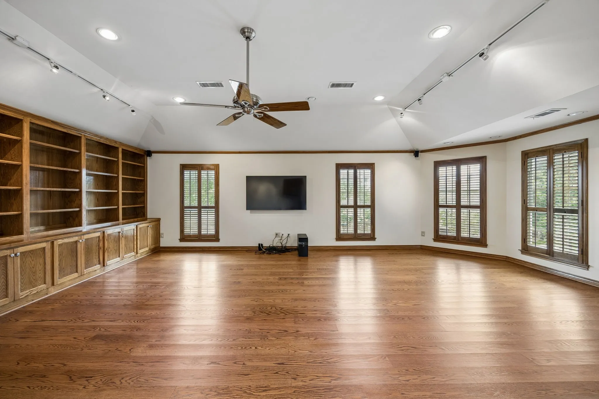 Single Family Residence For Sale in Dallas County , 9624 Greensprint Drive, Dallas, Texas 75238, 4 Bedroom, 5 Bathroom, 2 Garage spaces, 4,436 Sqft, built in 1980, mls#21332663, Real Estate Agent in Dallas, Homes For Sale in Dallas county, Homes For Sale in Dallas, Realtor in Dallas Texas, Real Estate Brokerage Independent Realty Texas, Luminita Cordes Realtor
