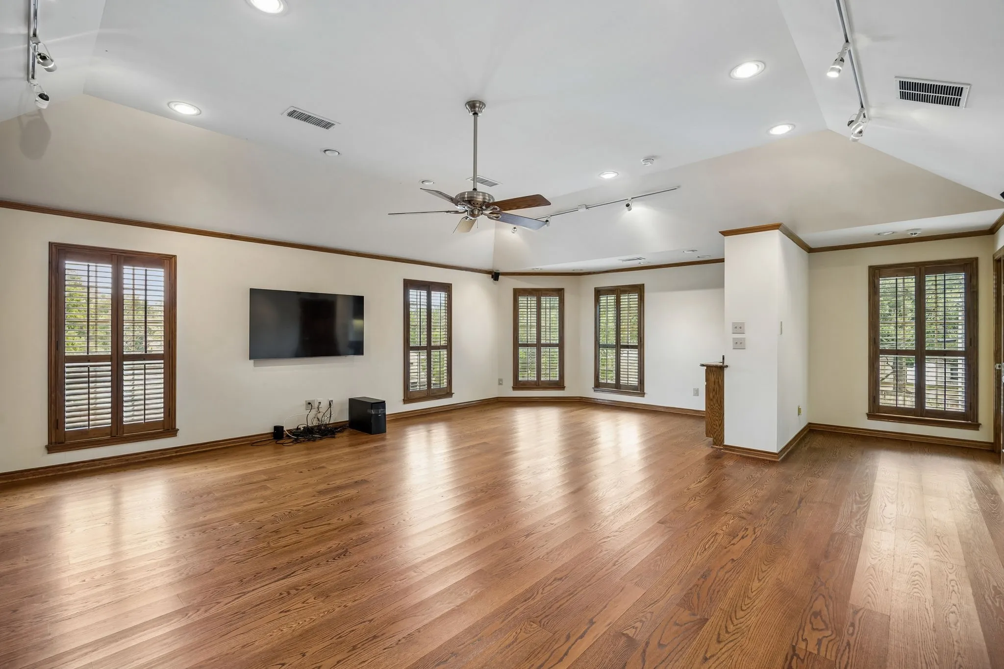 Single Family Residence For Sale in Dallas County , 9624 Greensprint Drive, Dallas, Texas 75238, 4 Bedroom, 5 Bathroom, 2 Garage spaces, 4,436 Sqft, built in 1980, mls#21332663, Real Estate Agent in Dallas, Homes For Sale in Dallas county, Homes For Sale in Dallas, Realtor in Dallas Texas, Real Estate Brokerage Independent Realty Texas, Luminita Cordes Realtor