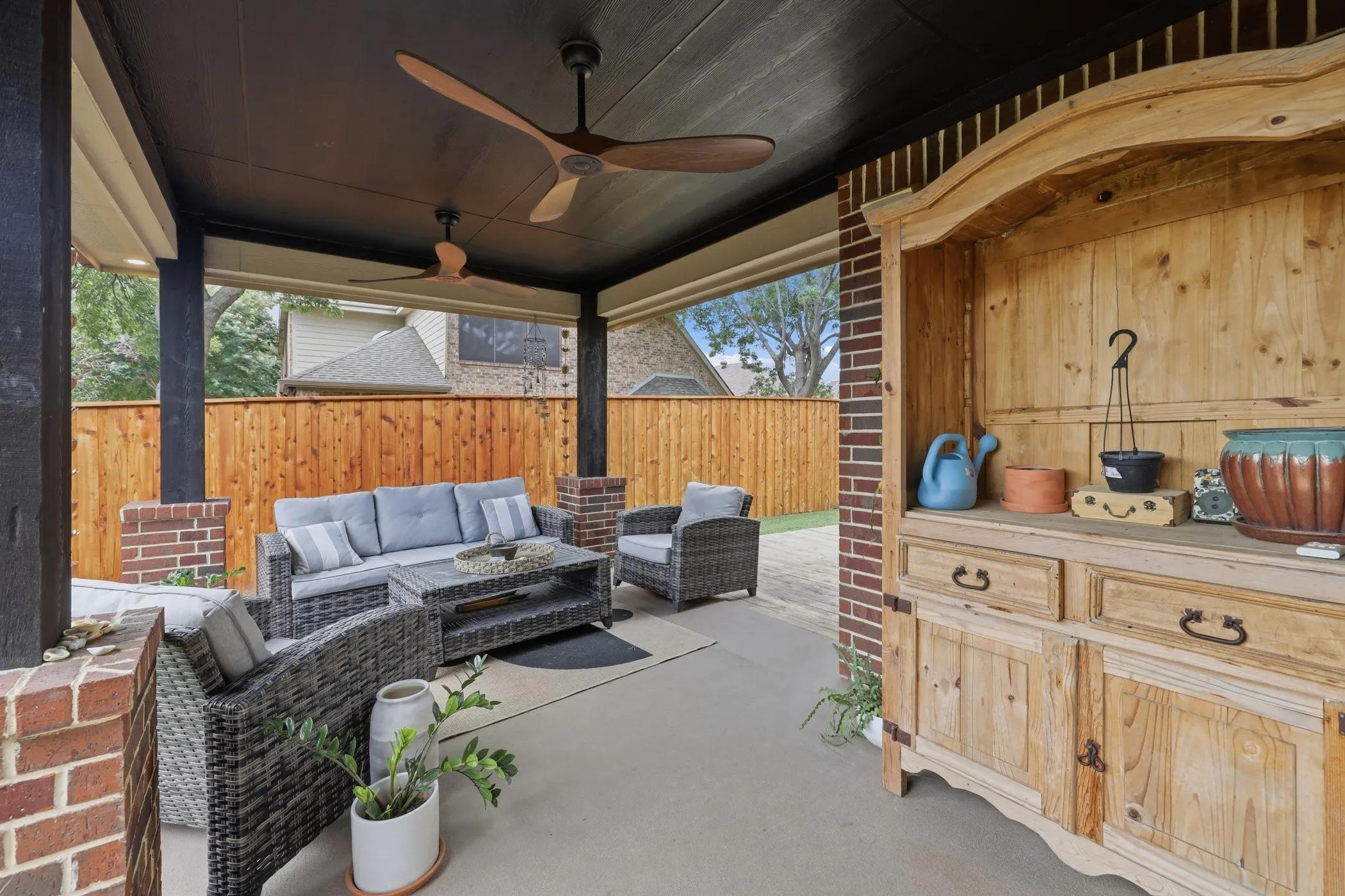 Large outdoor covered patio!