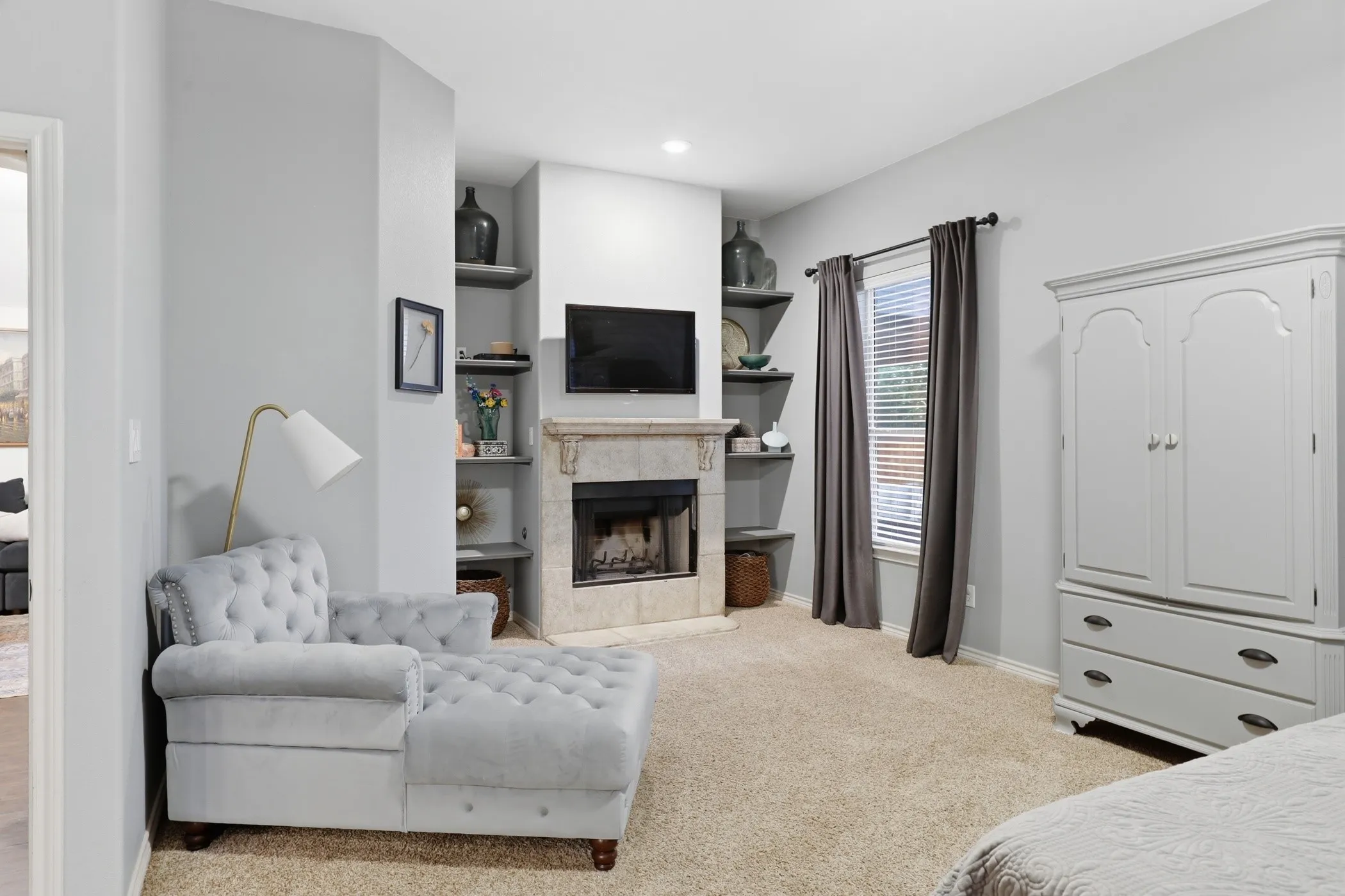2nd fireplace in primary bedroom.