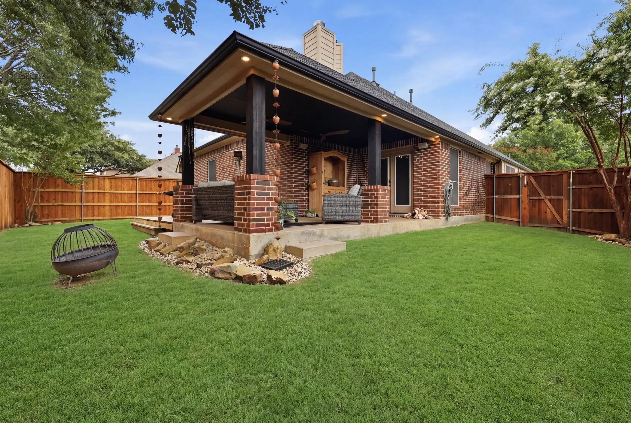 Love that covered patio!