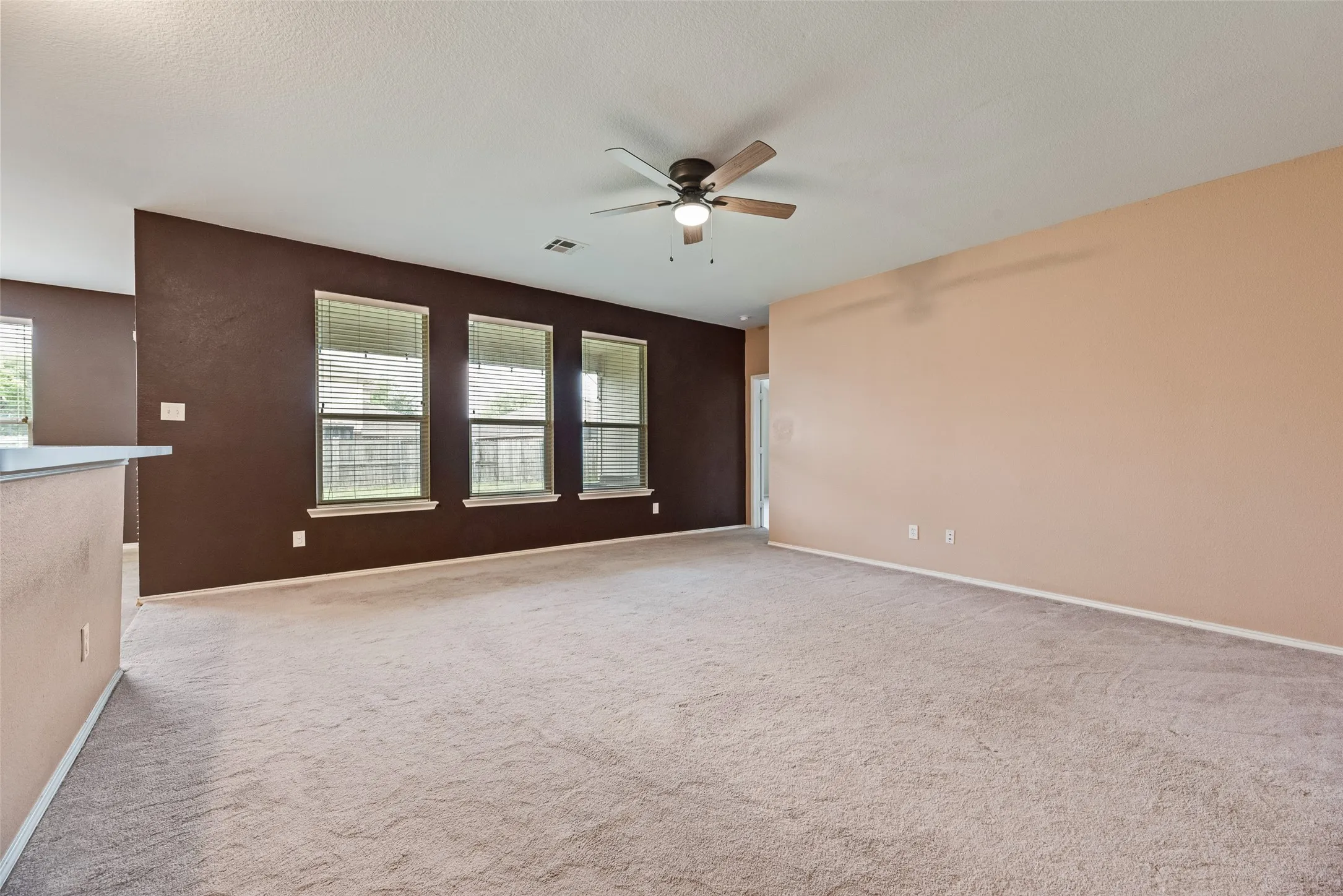 Single Family Residence For Rent in Rockwall County , 2701 Mockingbird Street, Royse City, Texas 75189, 3 Bedroom, 2 Bathroom, 2 Garage spaces, 1,954 Sqft, built in 2005, mls#21321058, Real Estate Agent in Royse City, Homes For Rent in Rockwall county, Homes For Rent in Royse City, Realtor in Royse City Texas, Real Estate Brokerage Independent Realty Texas, Luminita Cordes Realtor